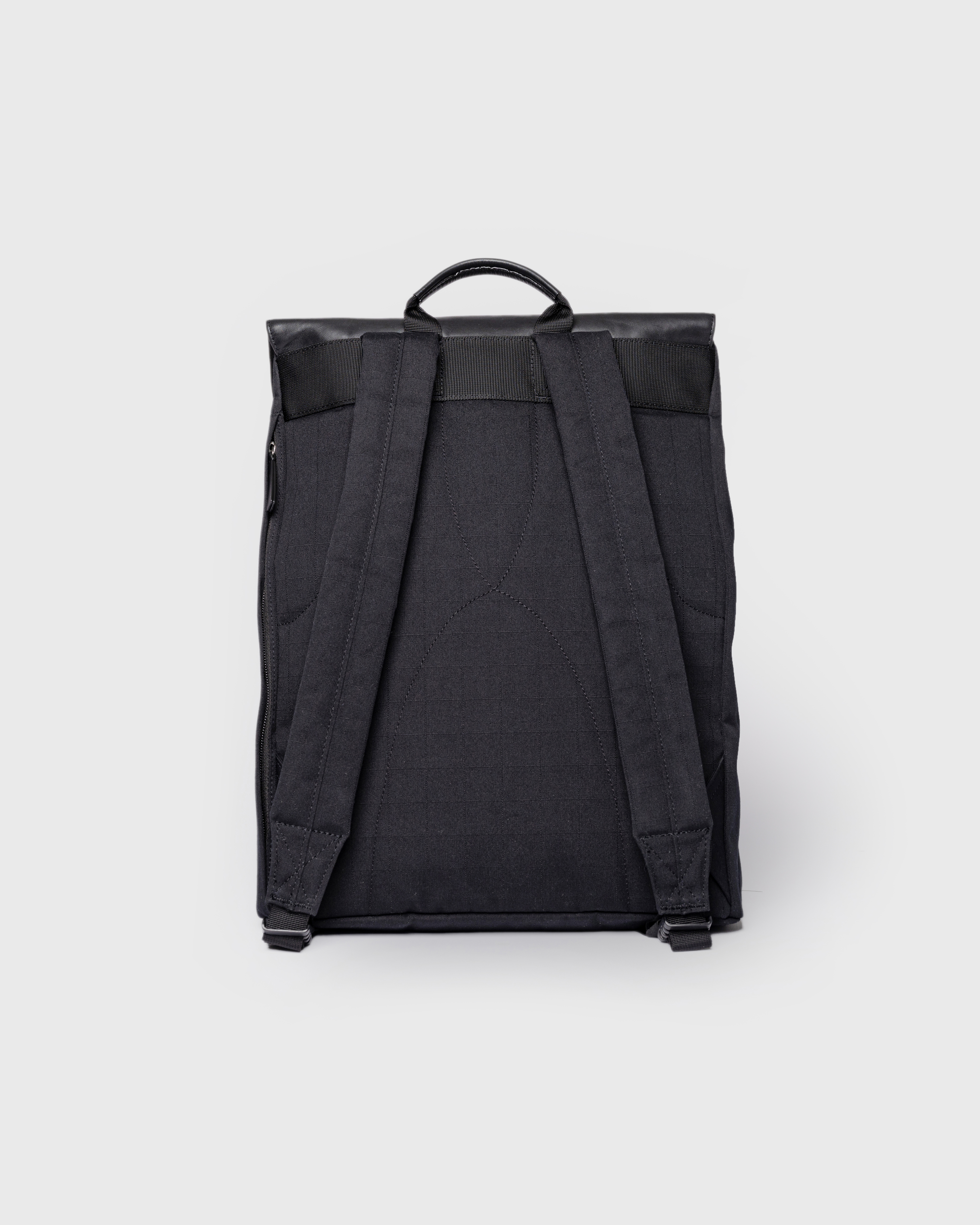 Sandqvist Everyday Lid Backpack L, black. Back view, two shoulder straps and one handle.