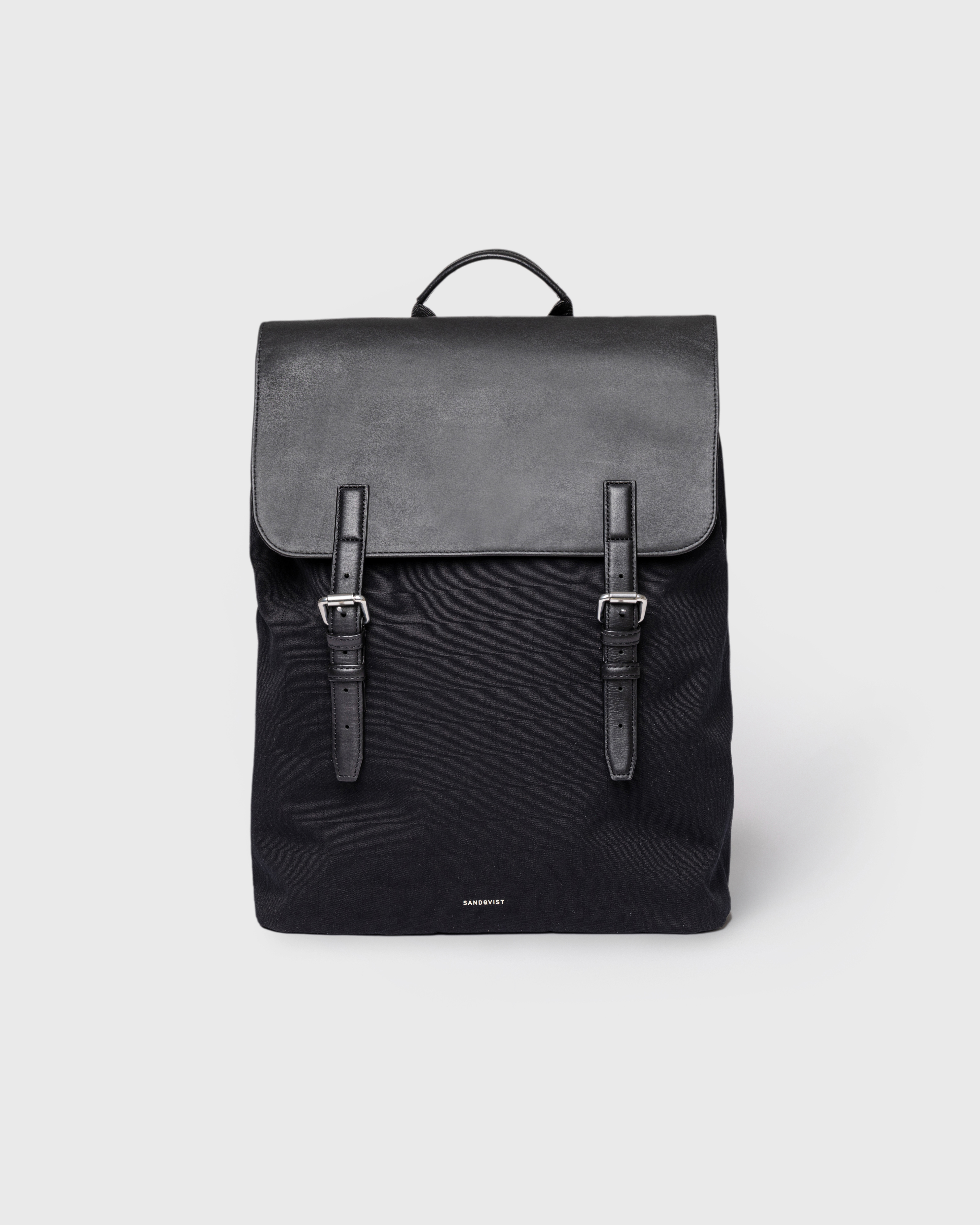 Sandqvist Everyday Lid Backpack L, black. Front view, lid with two buckles and one handle.