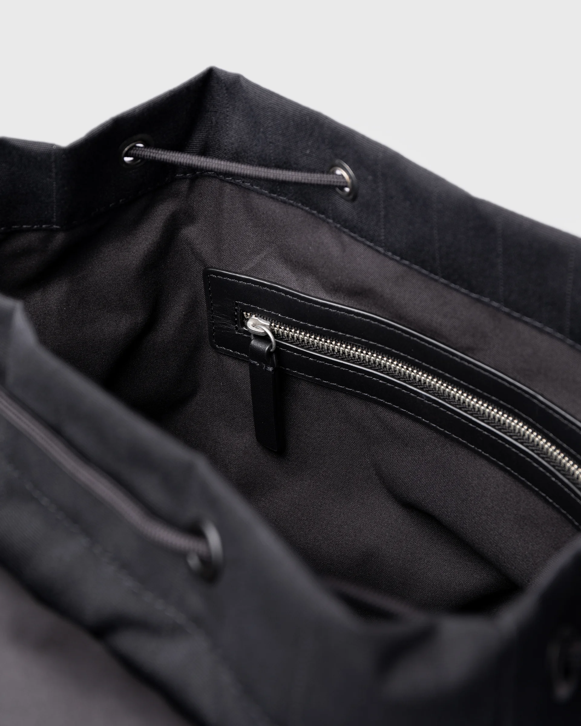 Sandqvist Everyday Rucksack, black. Inside view, pocket with zipper.