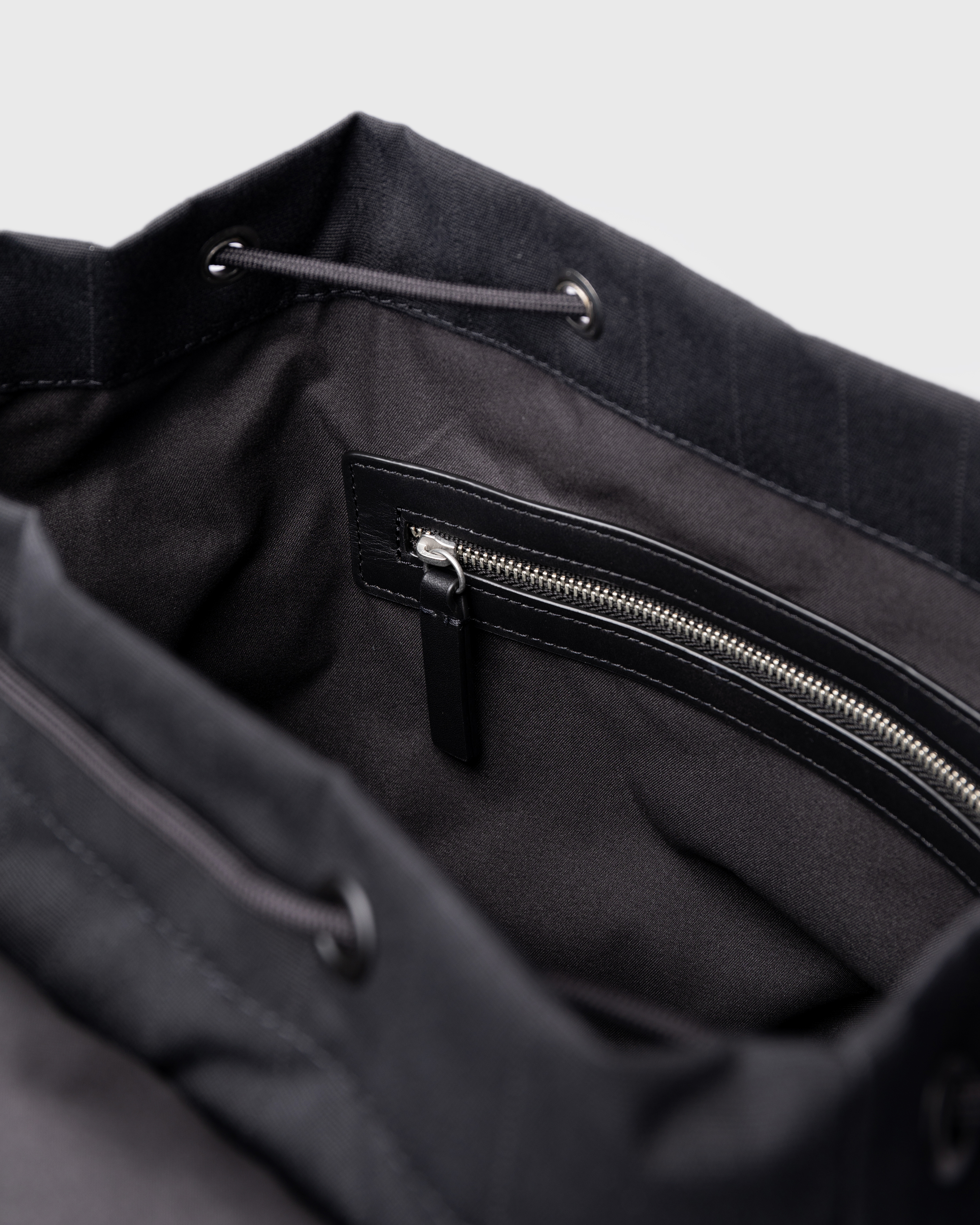 Sandqvist Everyday Rucksack, black. Inside view, pocket with zipper.