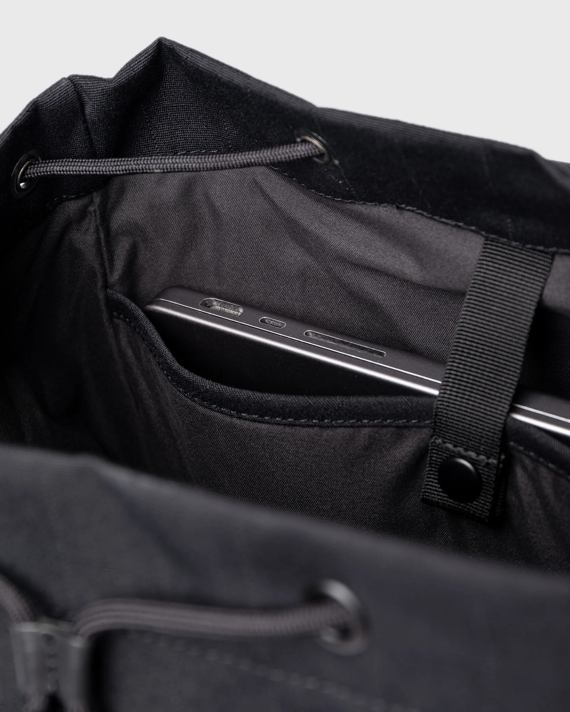 Sandqvist Everyday Rucksack, black. Inside view, laptop compartment with a snap button.