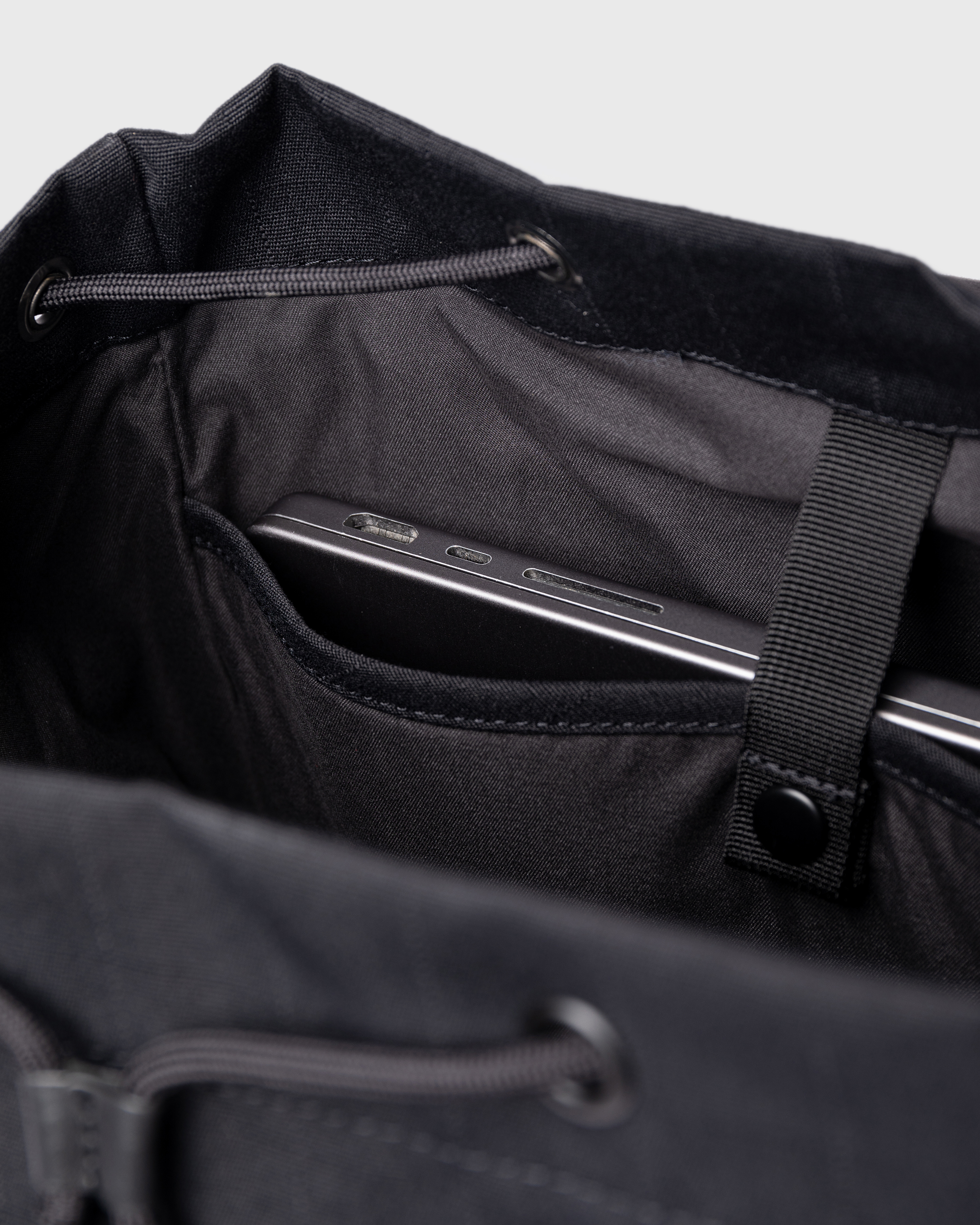 Sandqvist Everyday Rucksack, black. Inside view, laptop compartment with a snap button.
