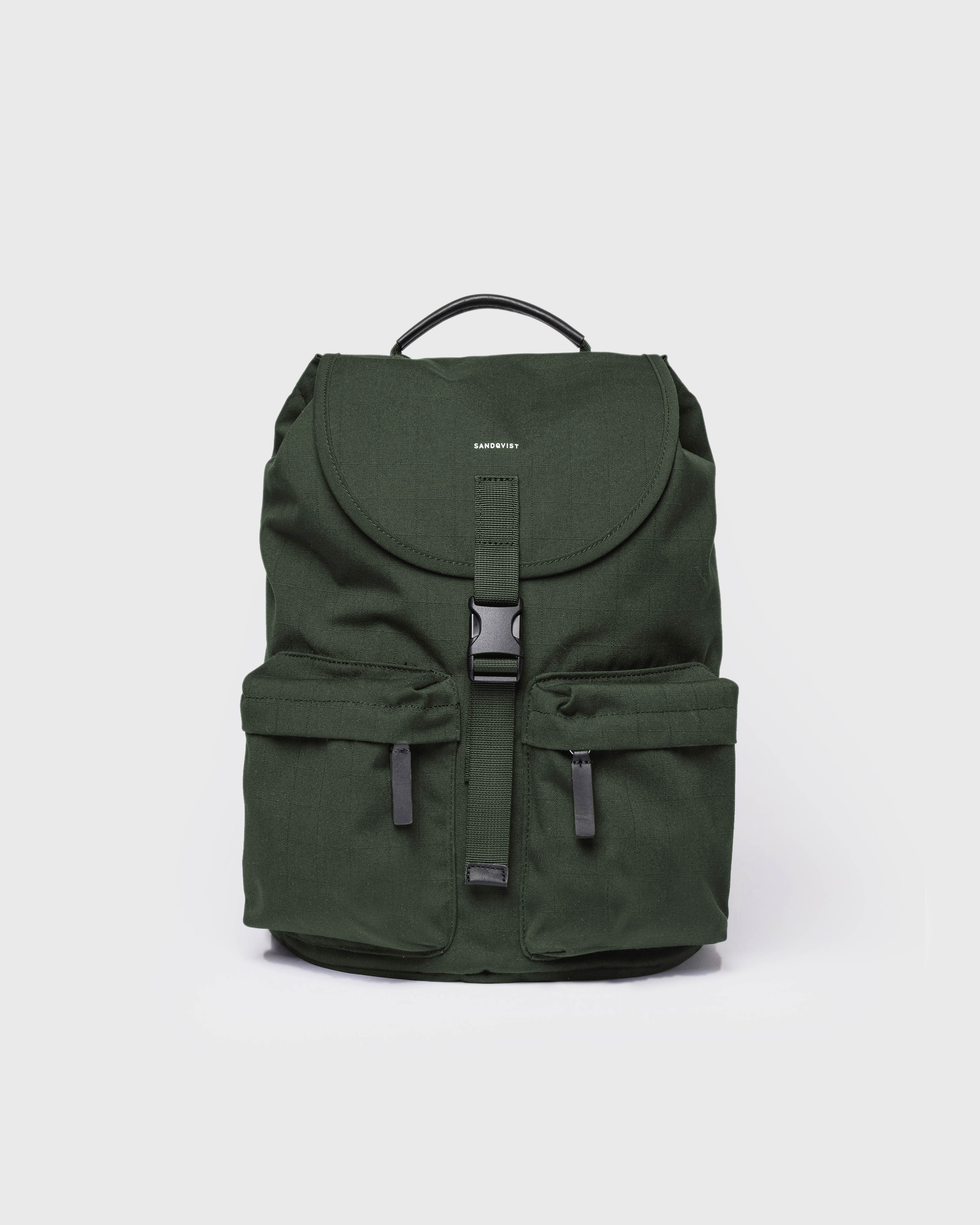 Sandqvist Everyday Rucksack, green. Front view, lid with buckle, two pockets with zippers and handle.