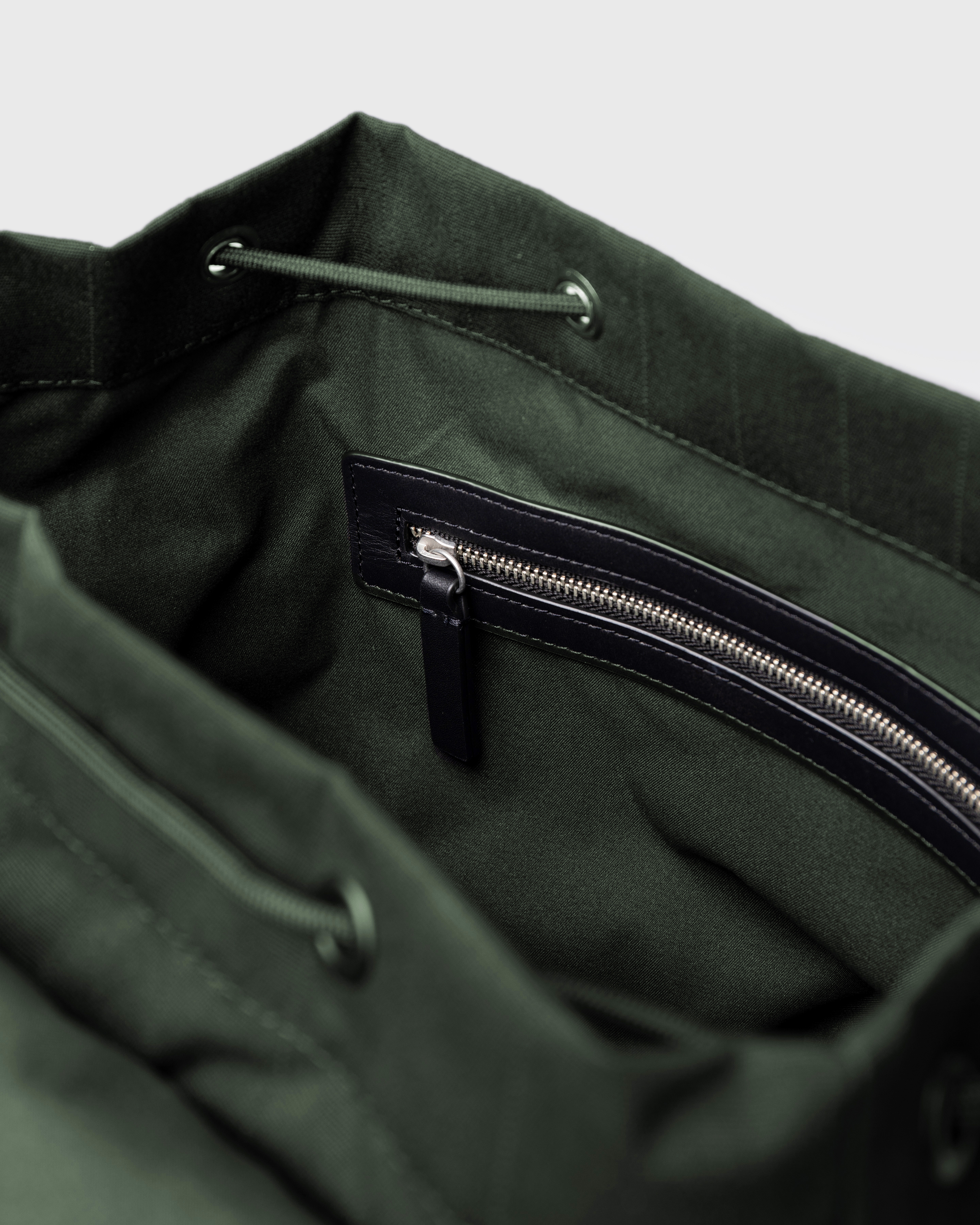 Sandqvist Everyday Rucksack, green. Inside view, pocket with zipper.