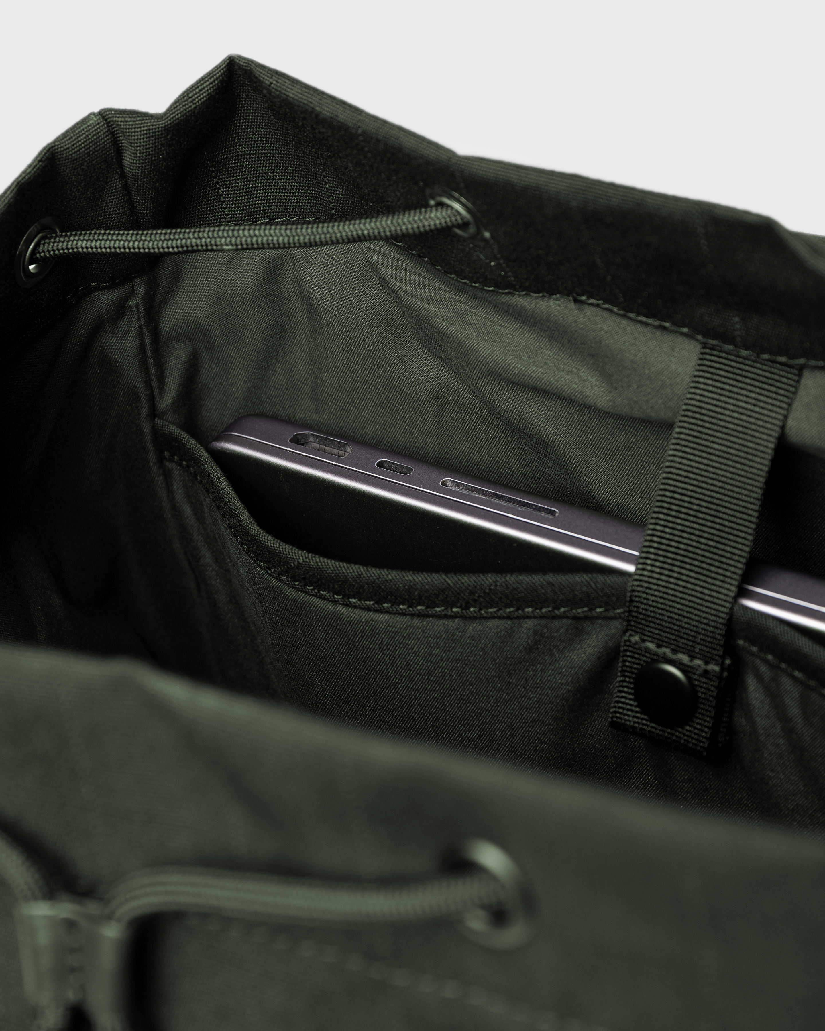 Sandqvist Everyday Rucksack, green. Inside view, laptop compartment with a snap button.