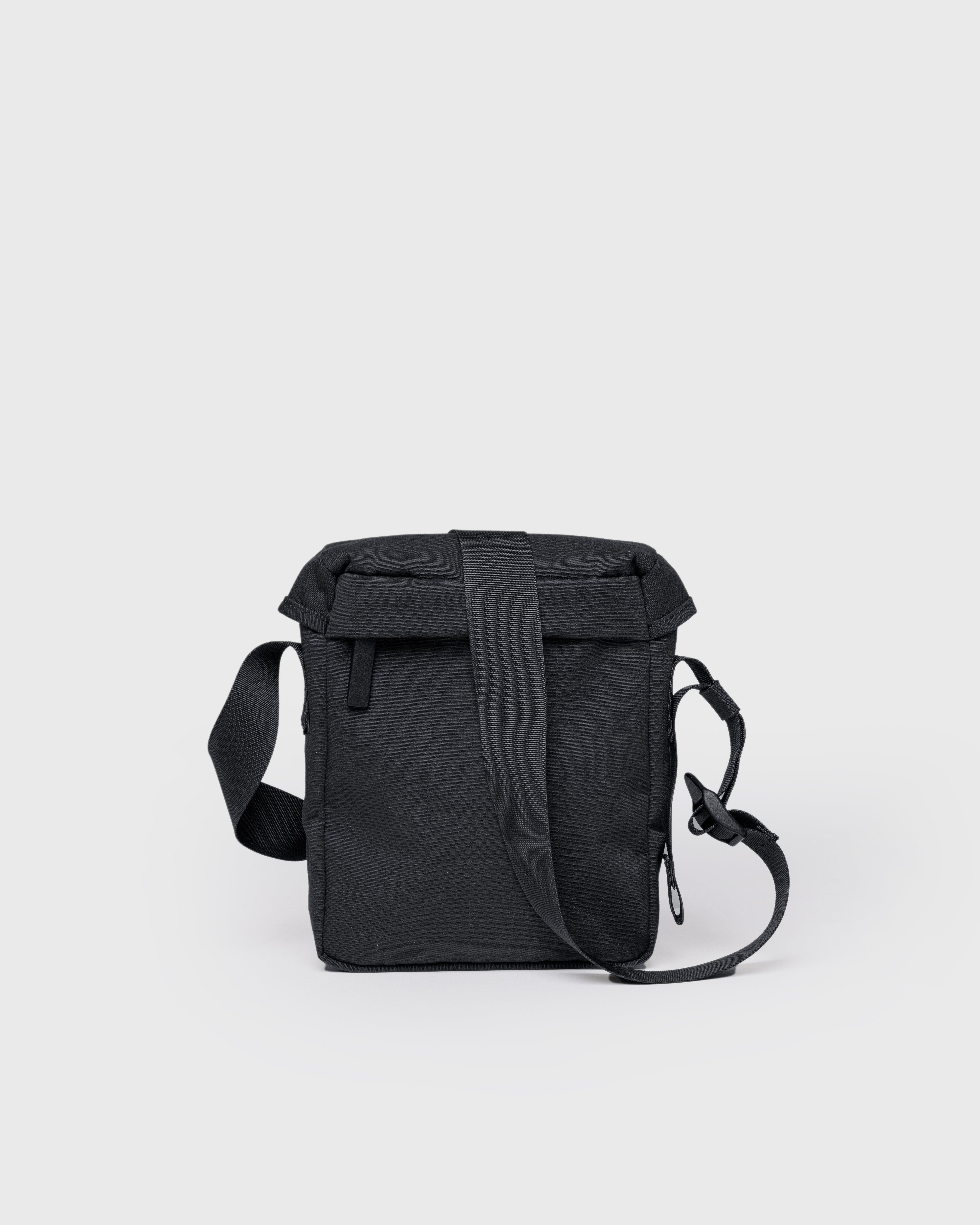 Sandqvist Everyday crossbody bag, black. Back view, pocket with zipper and adjustable shoulder strap.