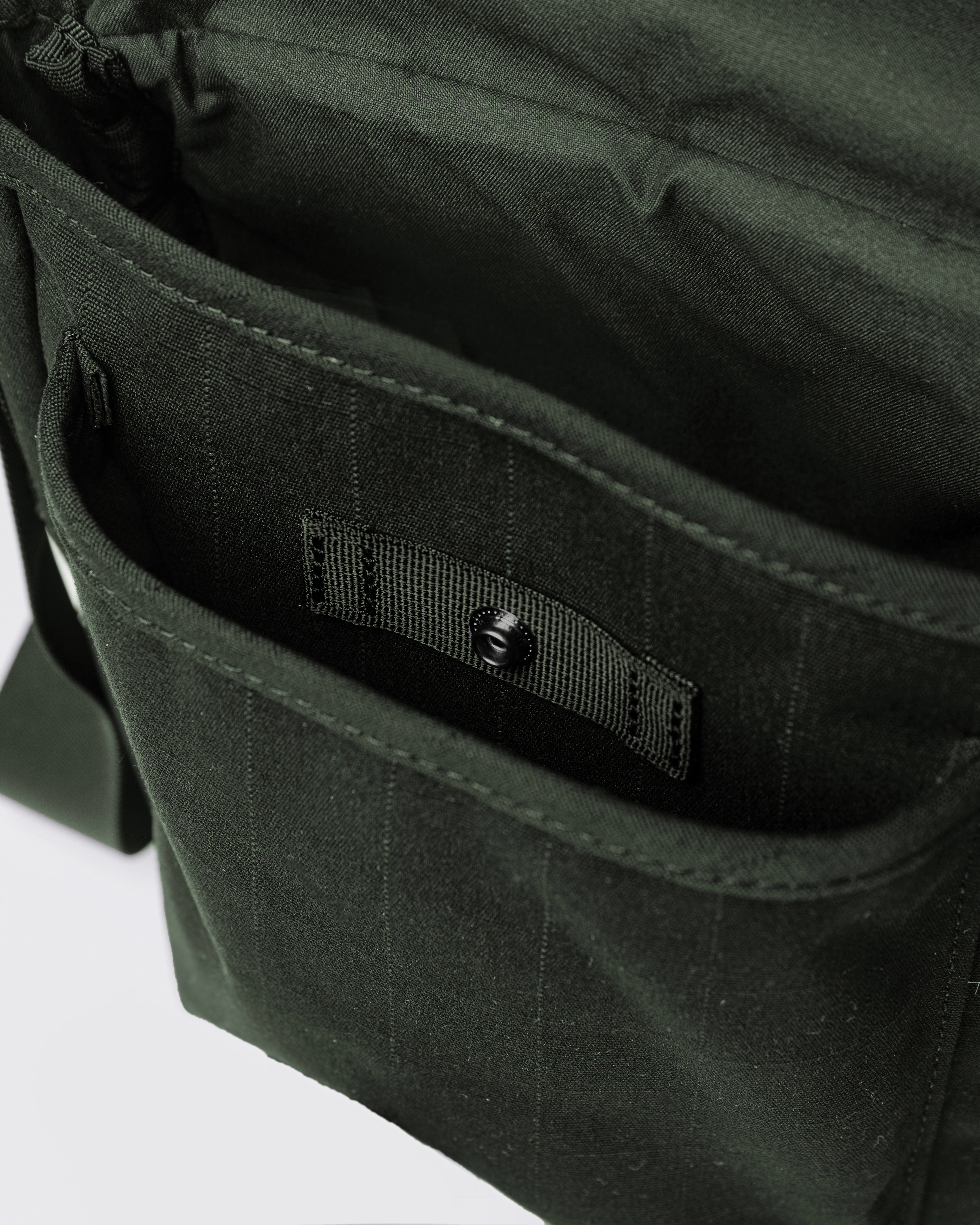 Sac à bandoulière Sandqvist Everyday, vert. Compartiment principal et poche avant avec bouton-pression.