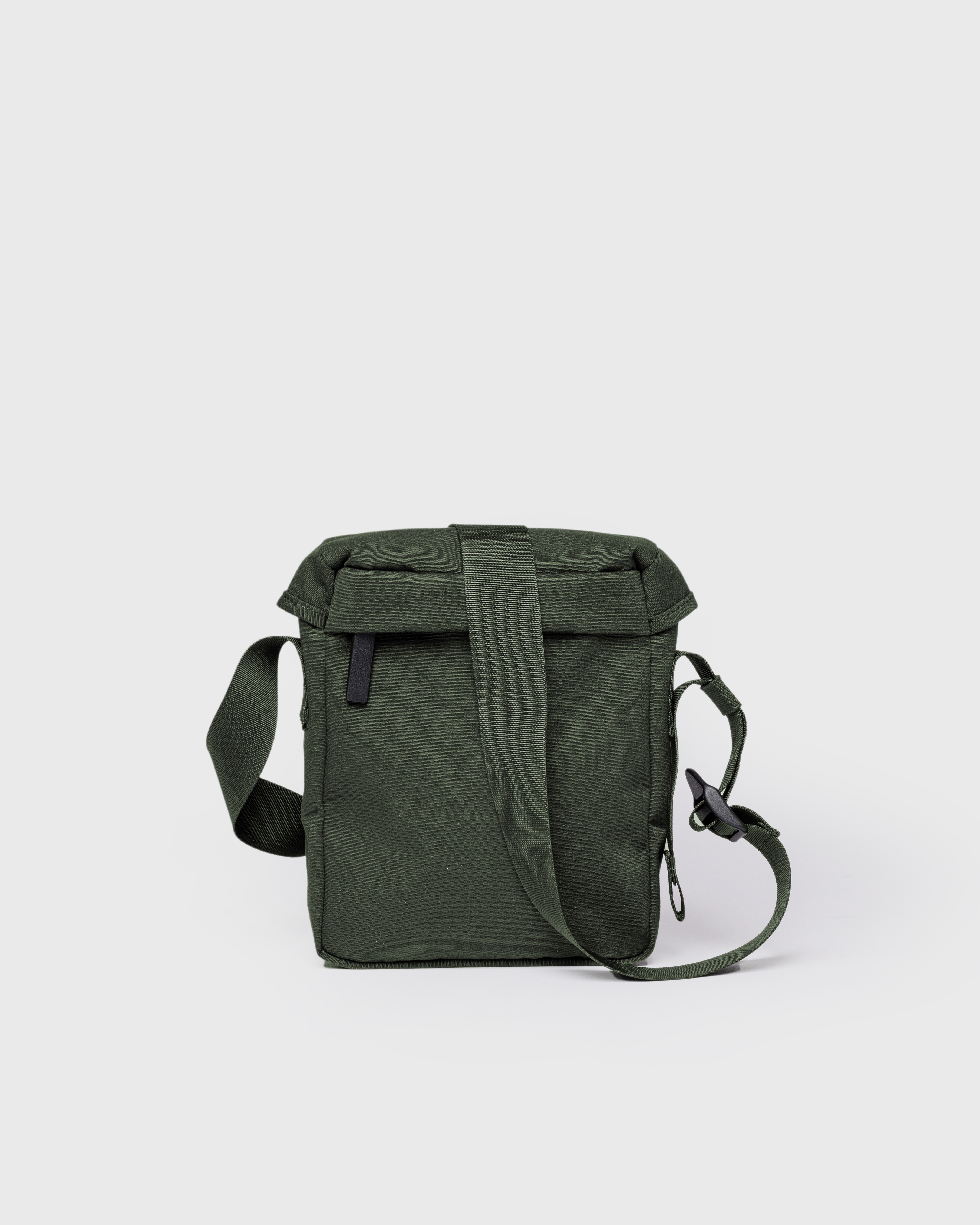Sandqvist Everyday crossbody bag, green. Back view, pocket with zipper and adjustable shoulder strap.