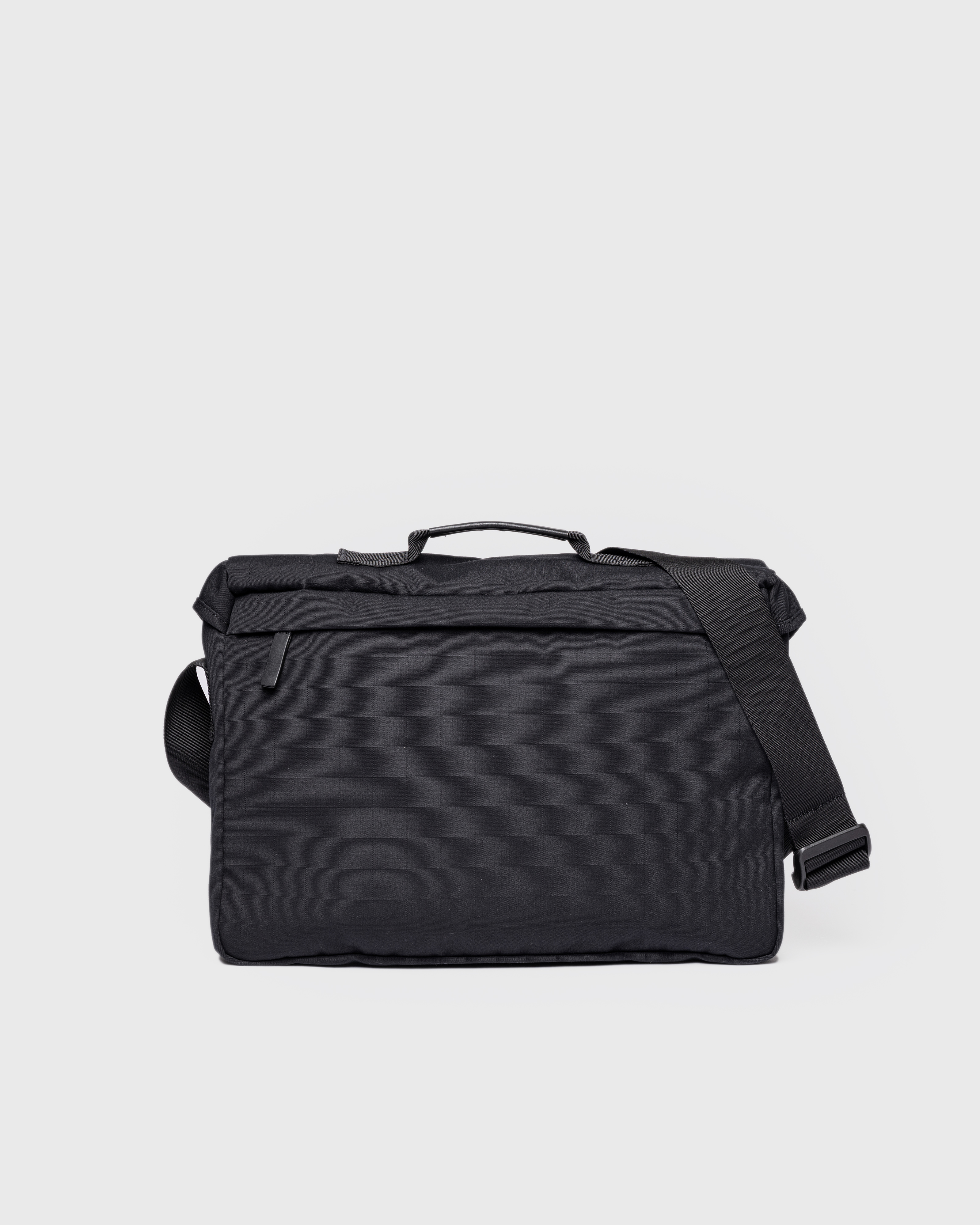 Sandqvist Everyday messenger bag, black. Back view, outer pocket with zipper, handle and adjustable shoulder strap.
