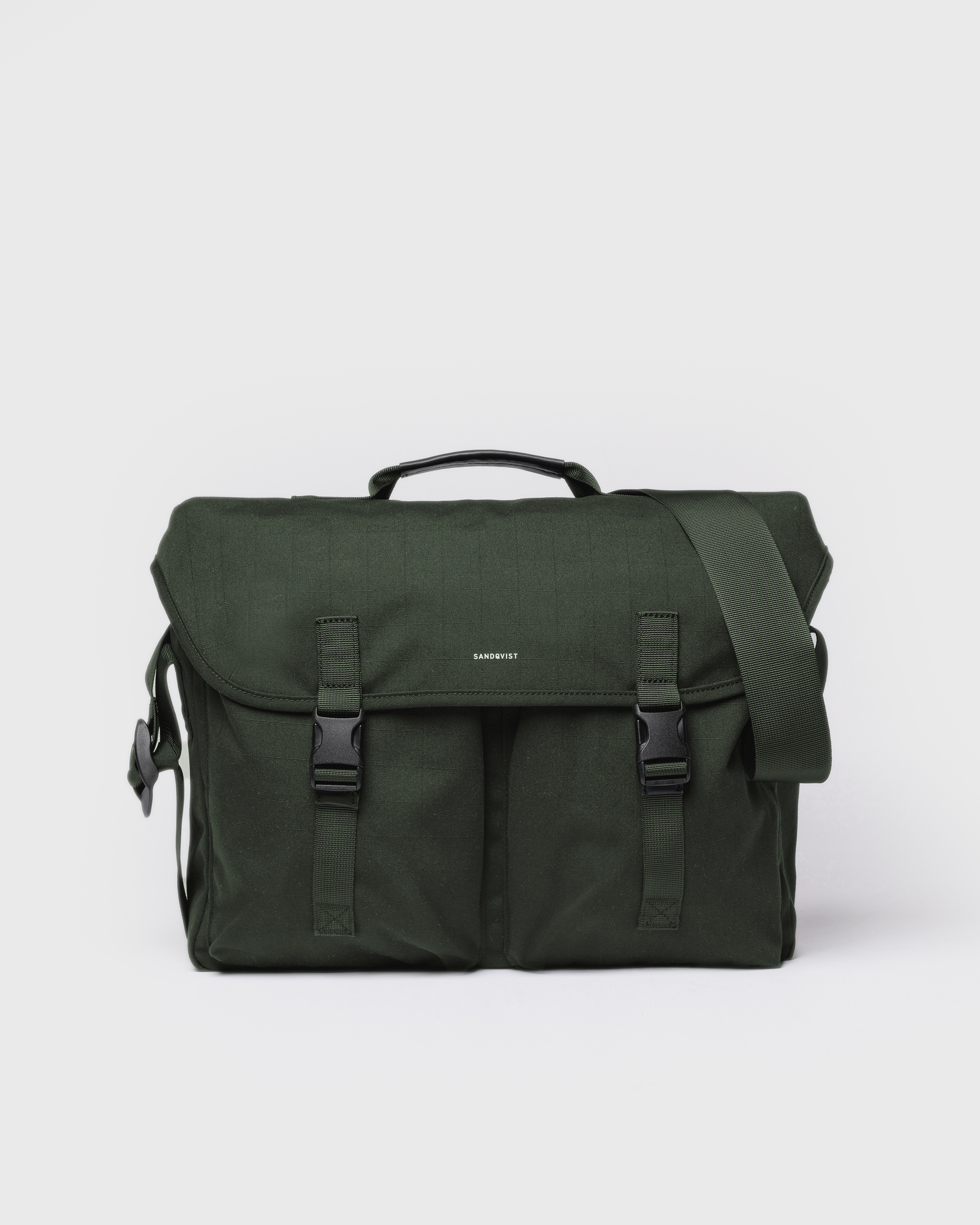 Sandqvist Everyday messenger bag, green. Front view, lid with two buckles, handle and adjustable shoulder strap.