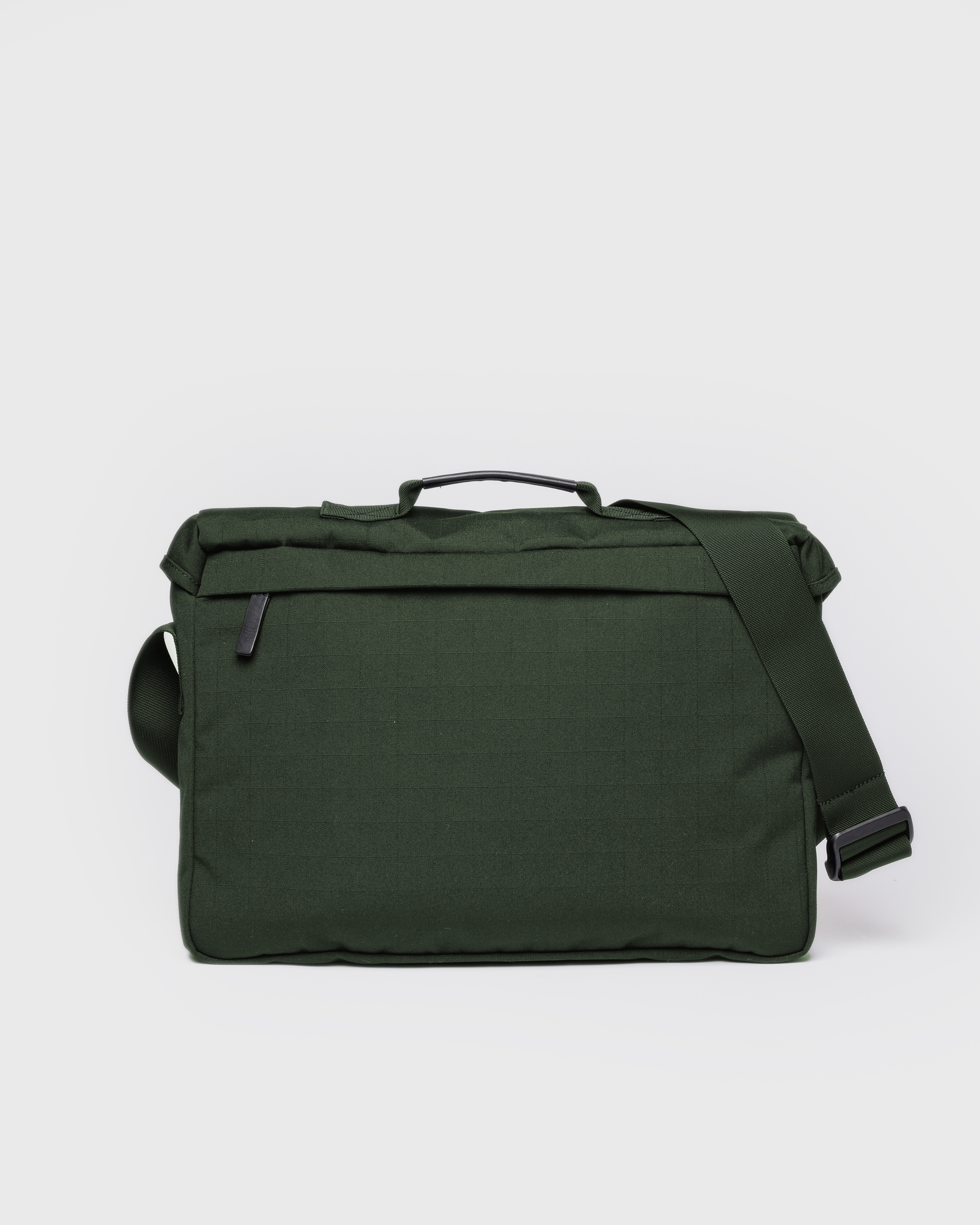 Sandqvist Everyday messenger bag, green. Back view, outer pocket with zipper, handle and adjustable shoulder strap.