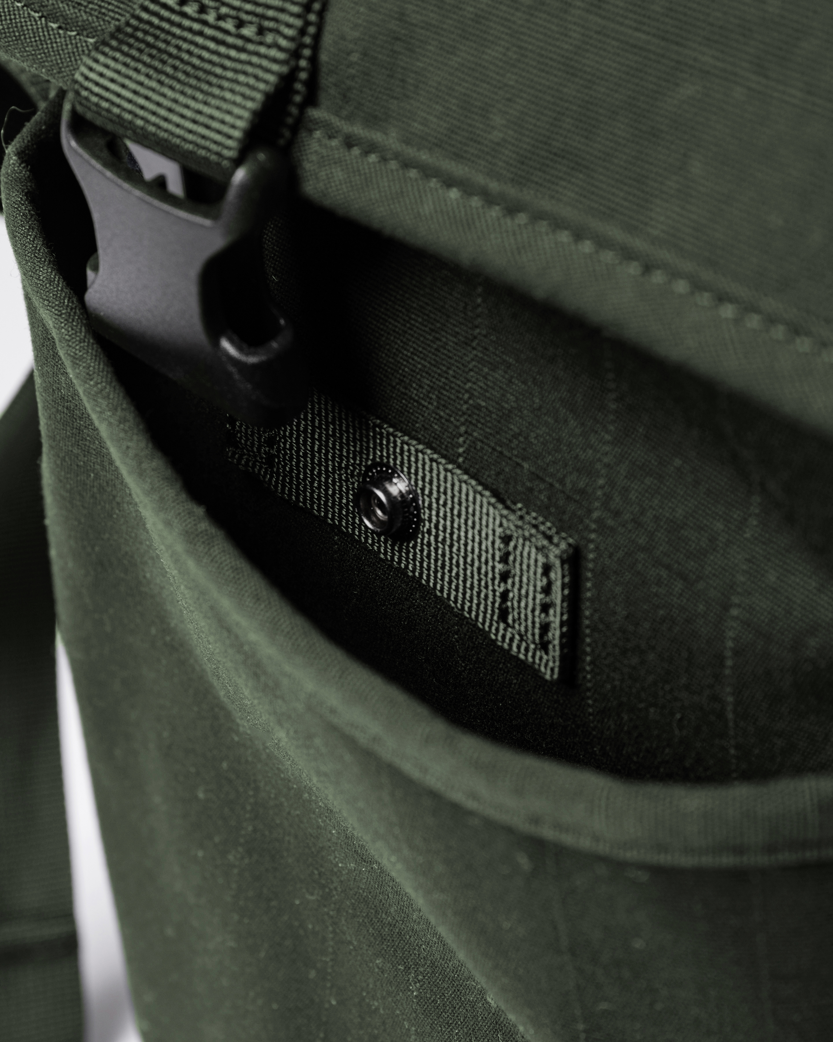 Sandqvist Everyday messenger bag, green. Inside view, front pocket with snap button and buckle.