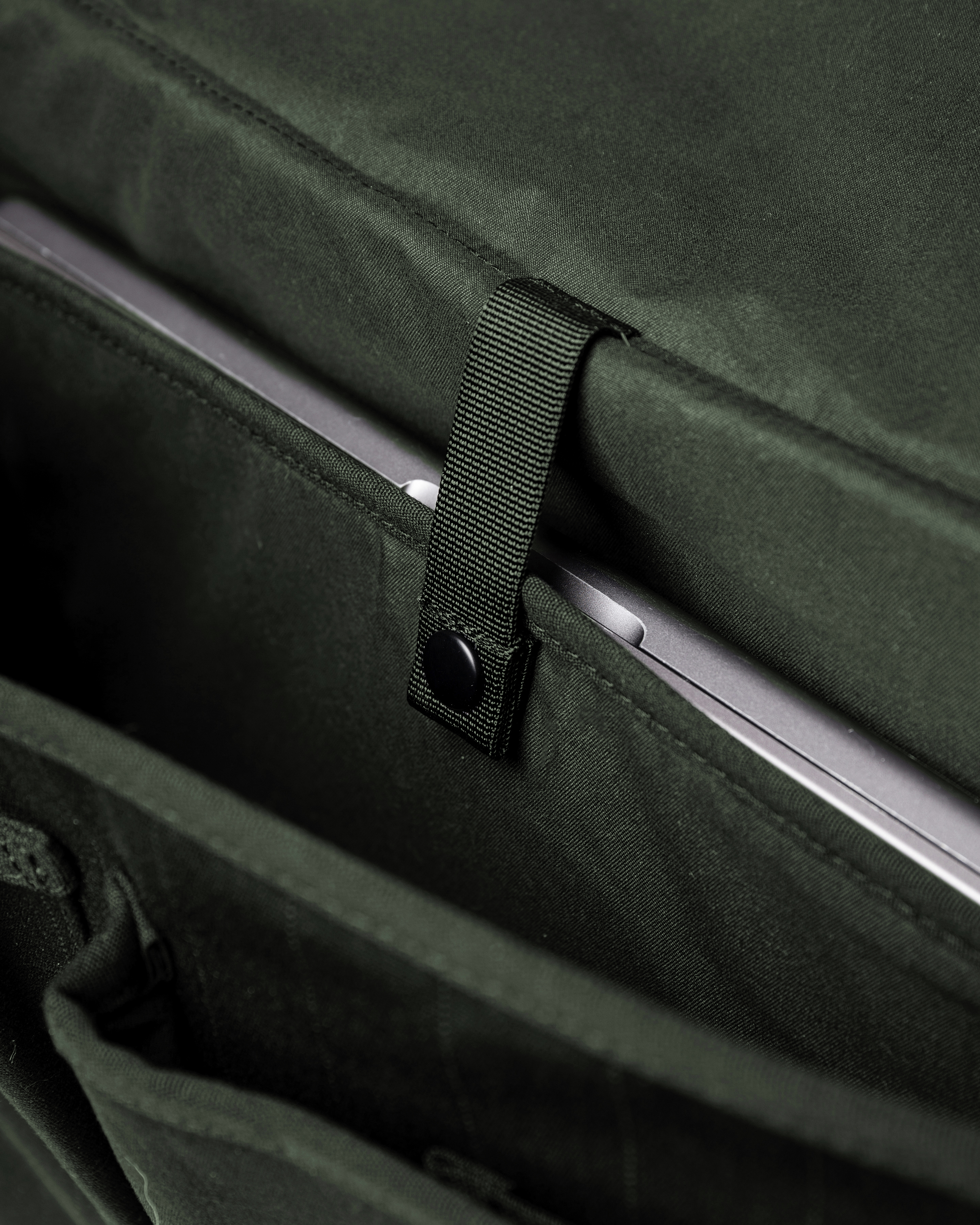 Sandqvist Everyday messenger bag, green. Inside view, inner laptop compartment with snap button.