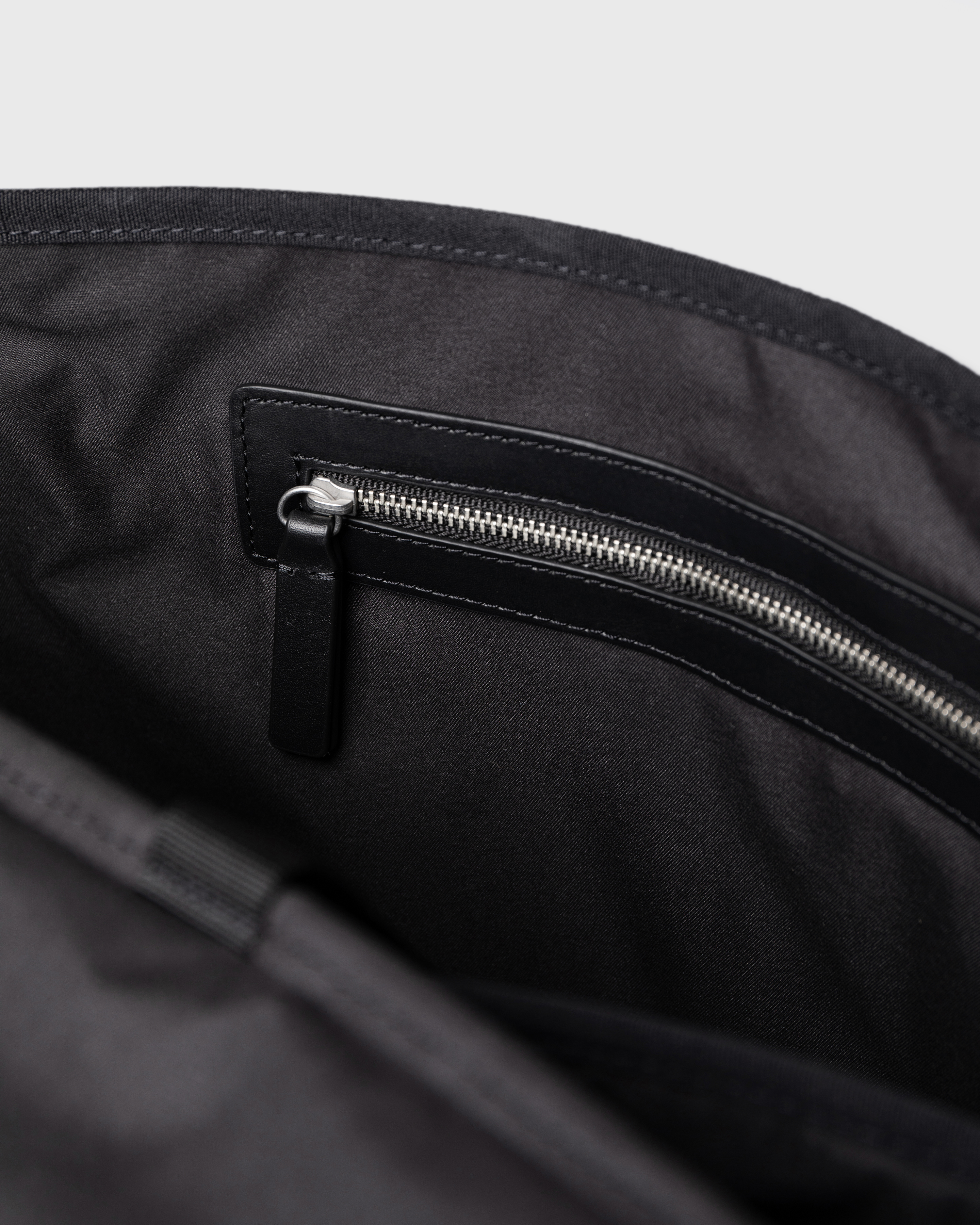 Sandqvist Everyday messenger bag, black. Inside view, inner pocket with zipper.