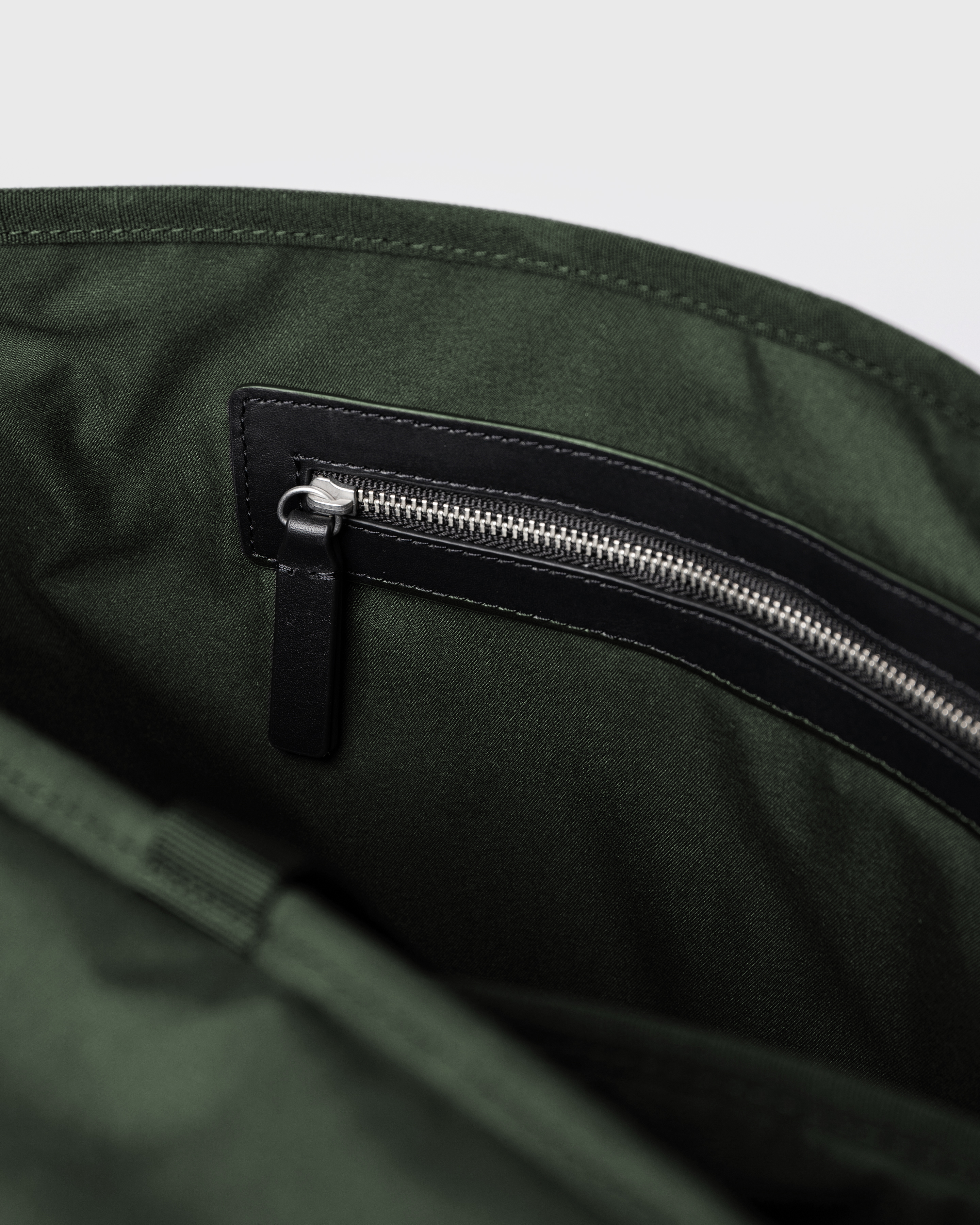 Sandqvist Everyday messenger bag, green. Inside view, inner pocket with zipper.
