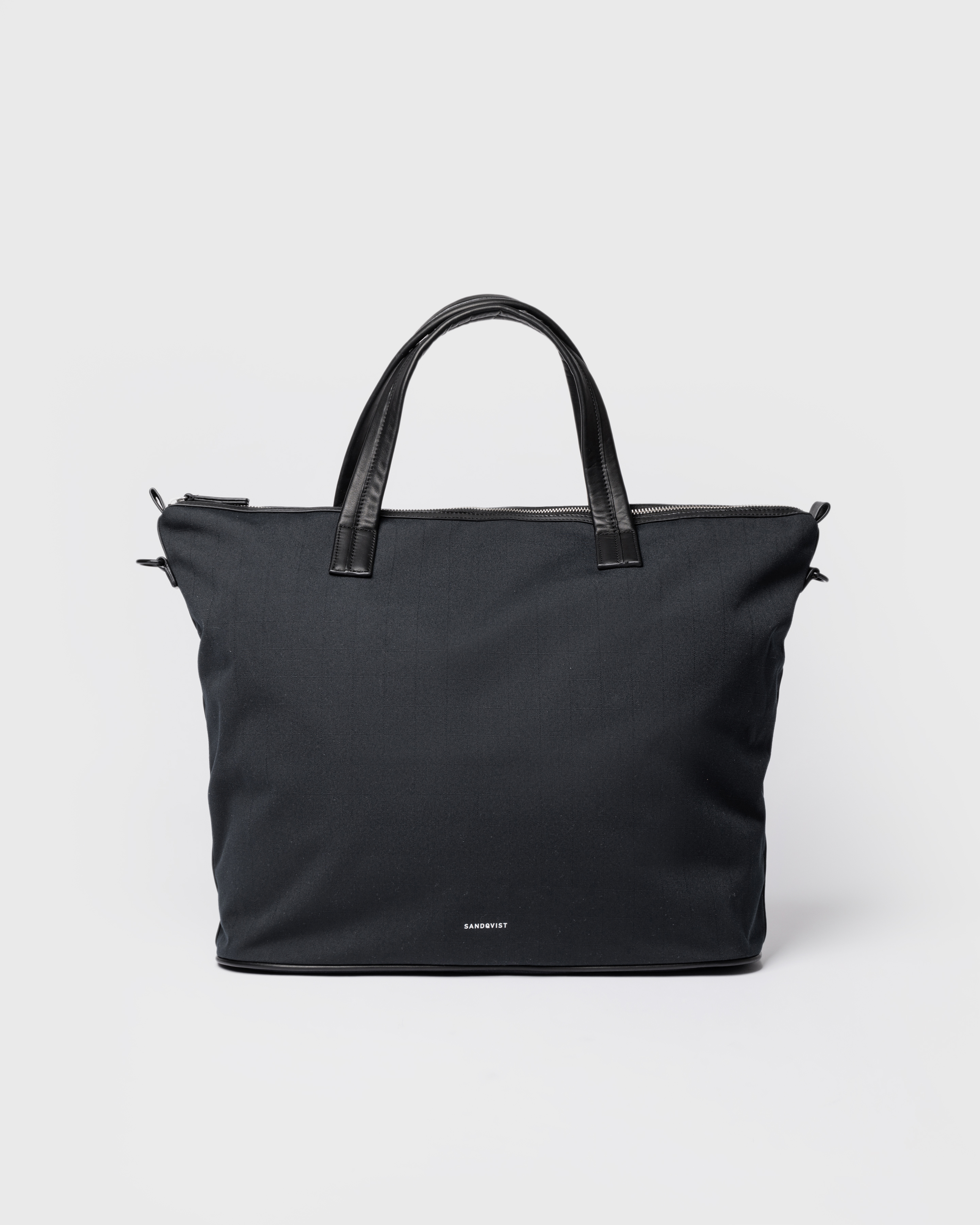 Sandqvist Everyday Weekend Bag, black. Front view of the bag and handles.