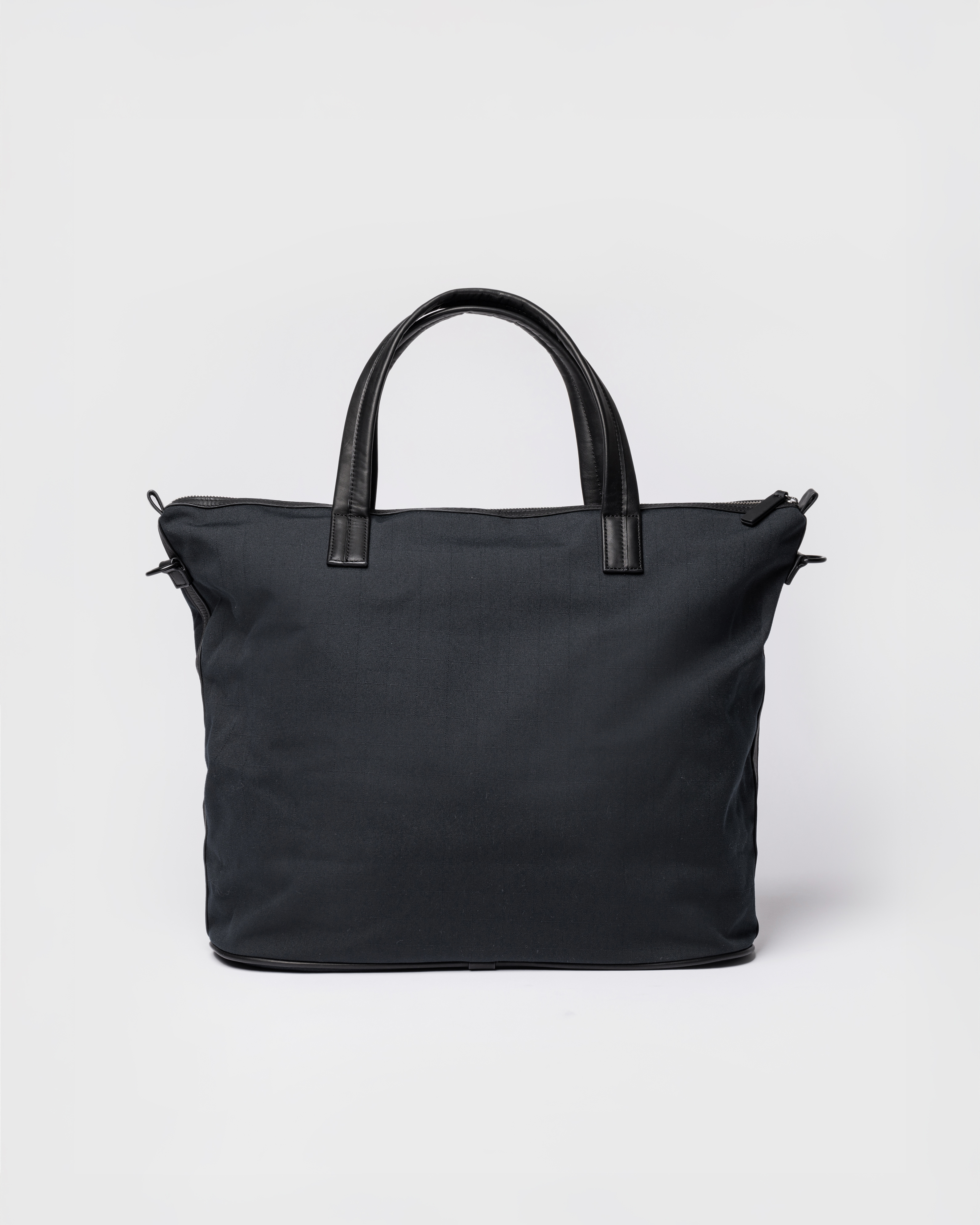 Sandqvist Everyday Weekend Bag, black. Back view of the bag and handles.