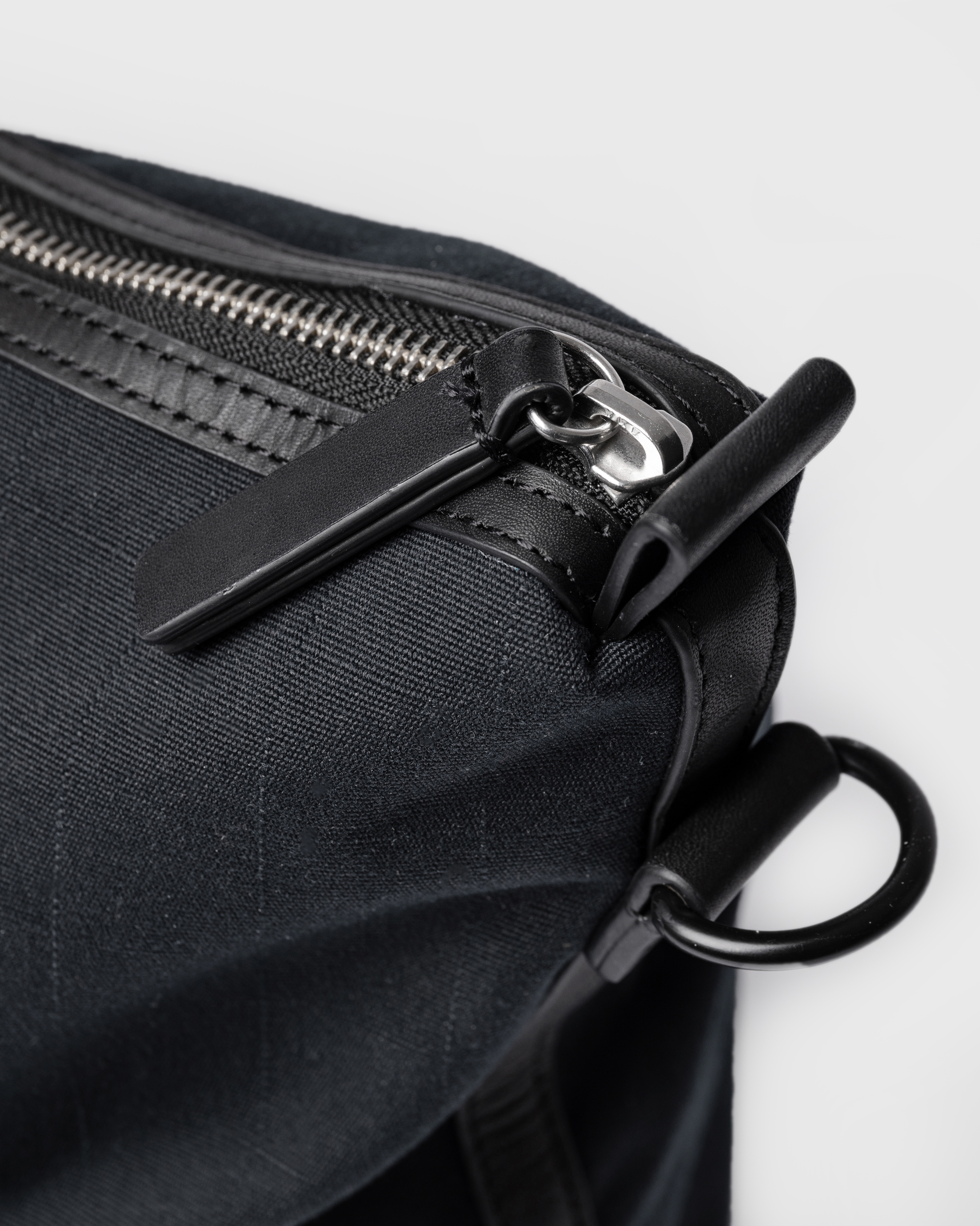 Sandqvist Everyday Weekend Bag, black. Close-up of the zipper and zipper-puller.