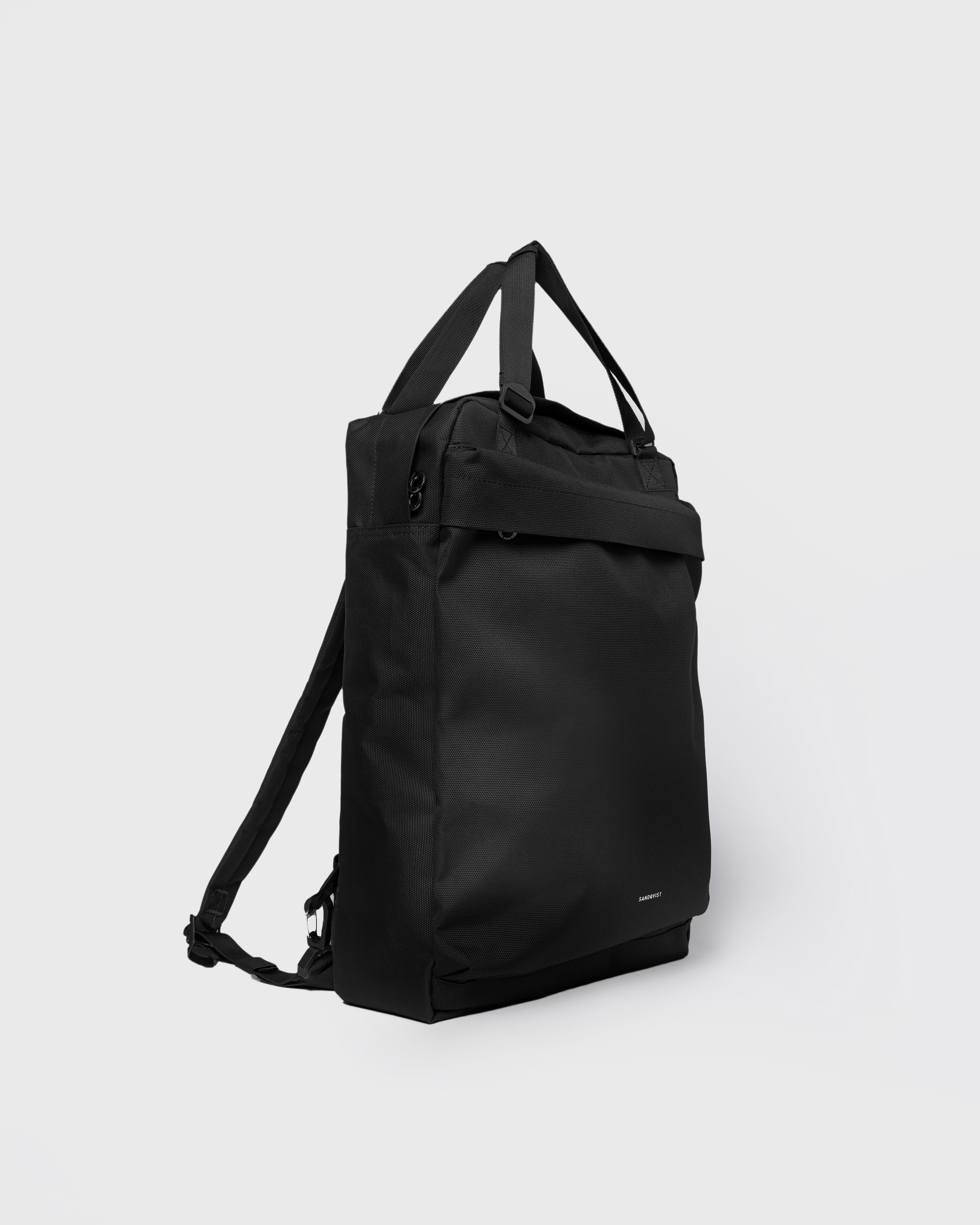 Sandqvist Go 2-way Tote Bag, black. Front view. Front pocket, shoulder straps and handles.
