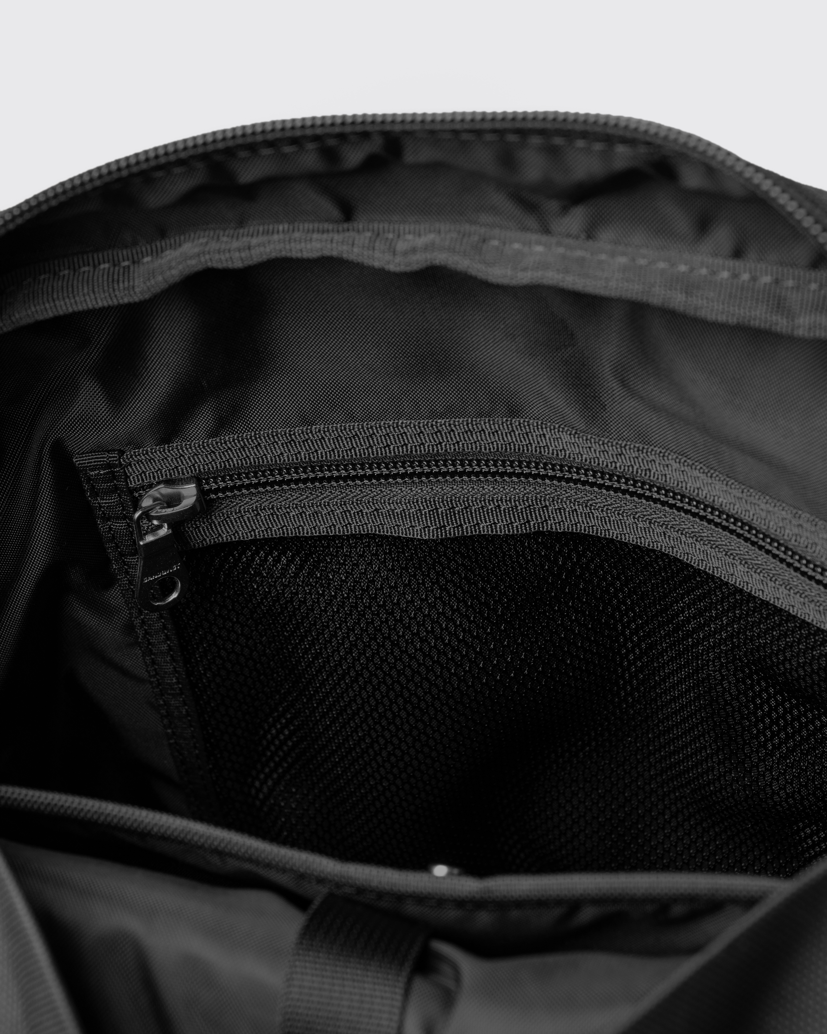 Sandqvist Go 2-way Tote Bag, black. Inside view. Inner pocket with zipper.
