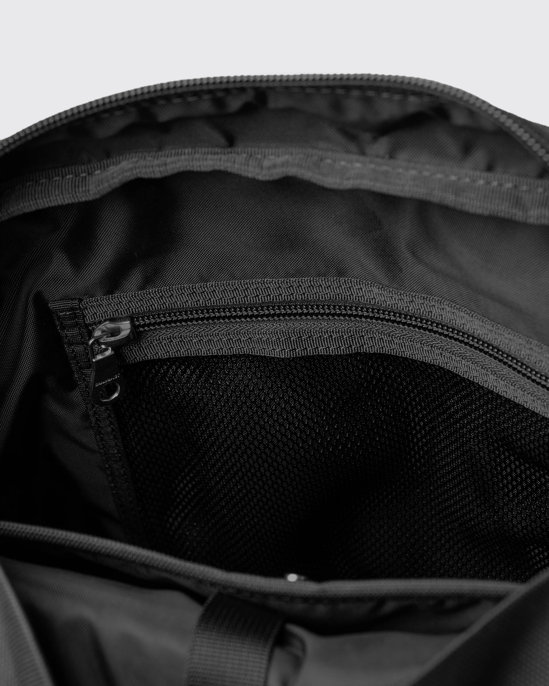 Sandqvist Go 2-way Tote Bag, black. Inside view. Inner pocket with zipper.