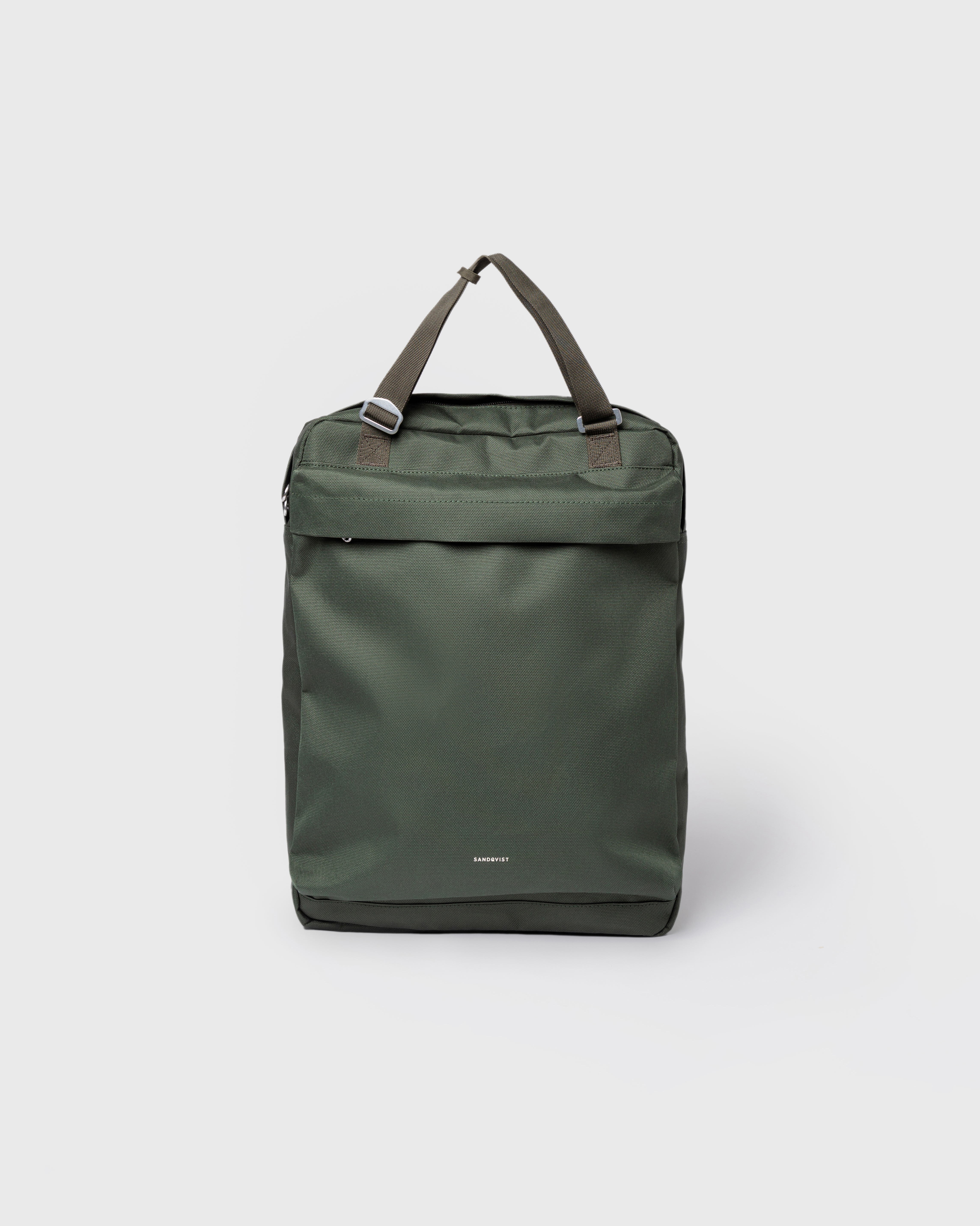 Sandqvist Go 2-way Tote Bag, green. Front view, front pocket with zipper and handle.