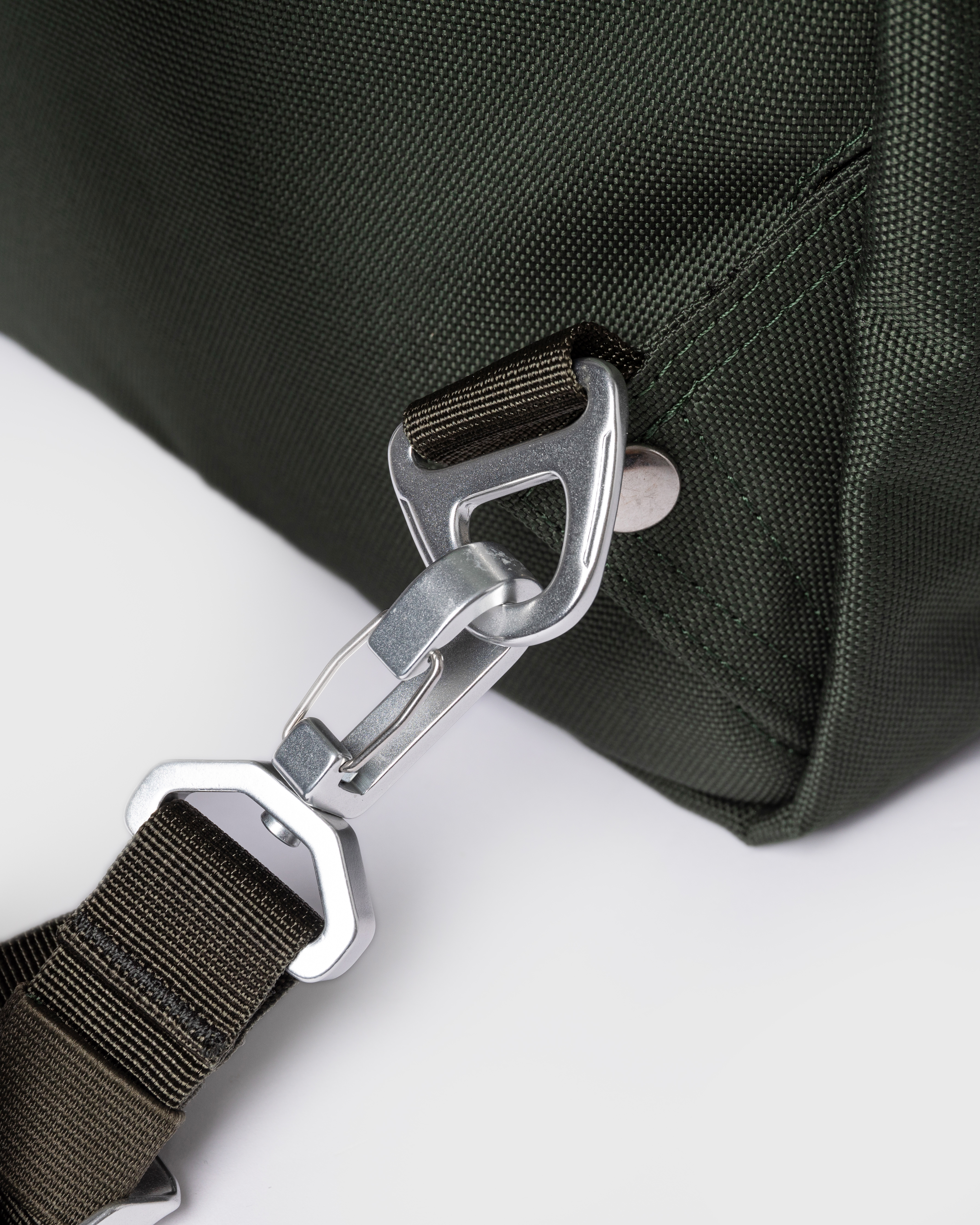 Sandqvist Go 2-way Tote Bag, green. Close-up of a buckle.