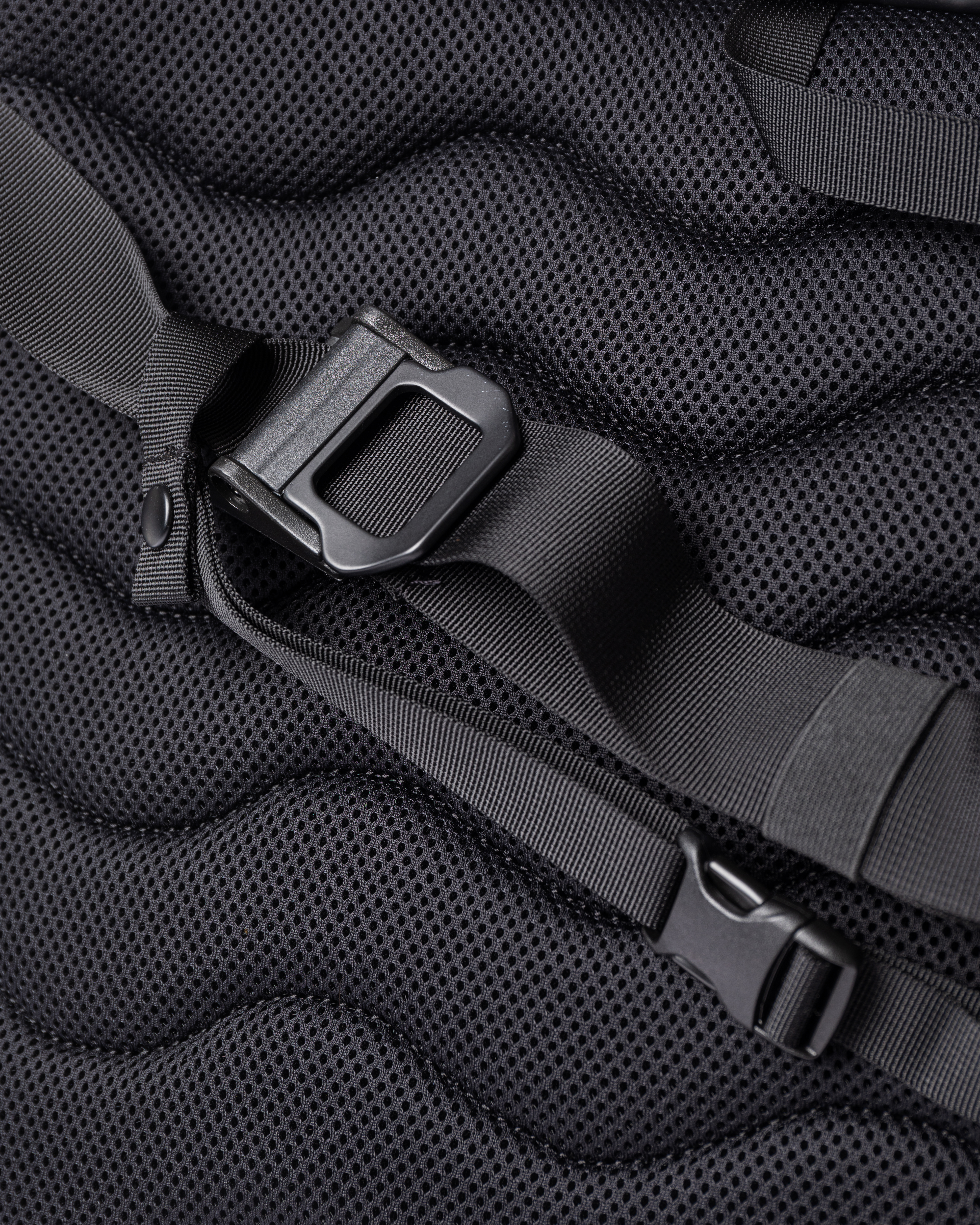 Sandqvist STREAM Messenger Bag in black with close up view of the adjustable shoulder strap and chest strap..