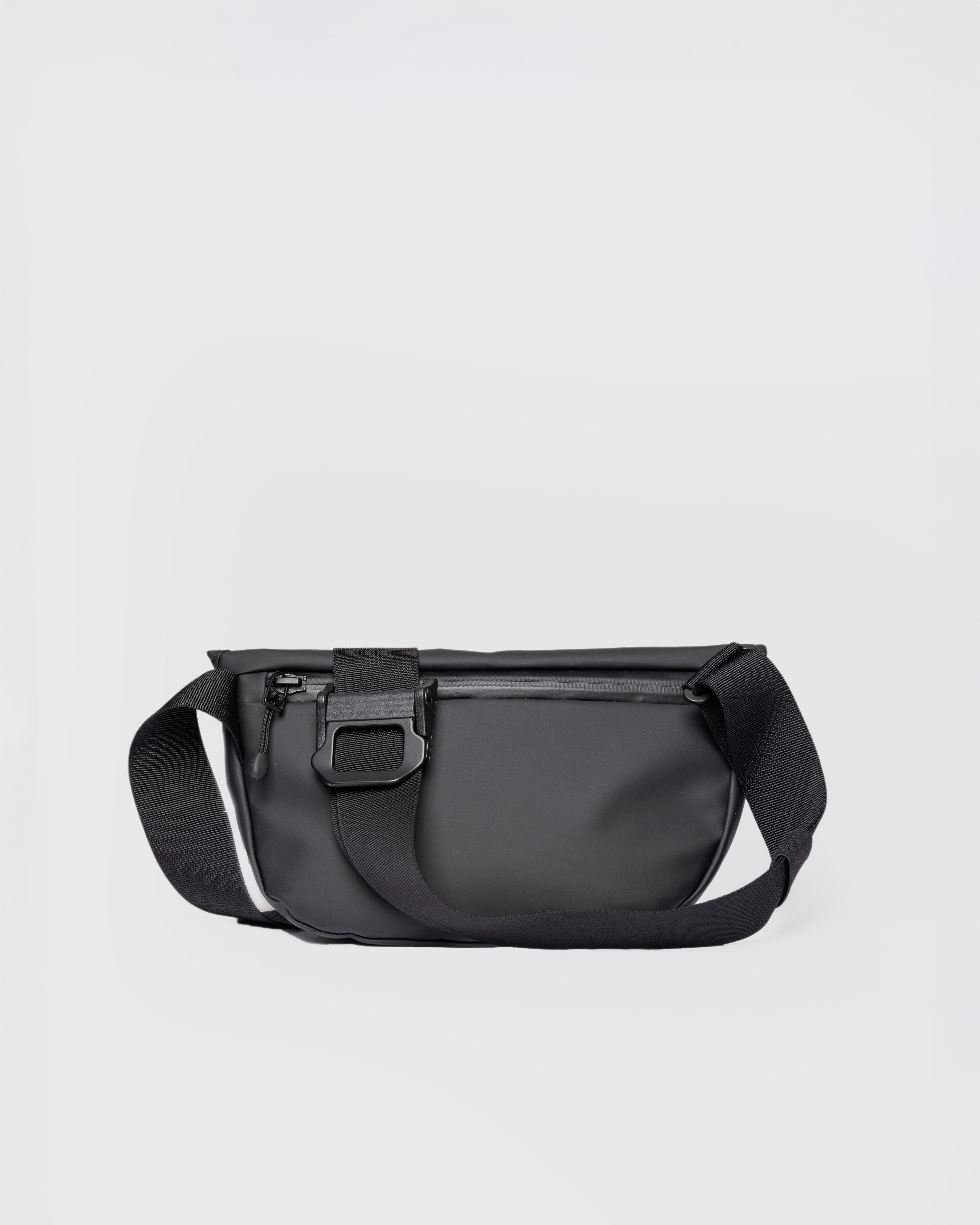Crossbody bag. Sandqvist STREAM Messenger Mini in black, back view with outer zipper pocket and adjustable shoulder strap.