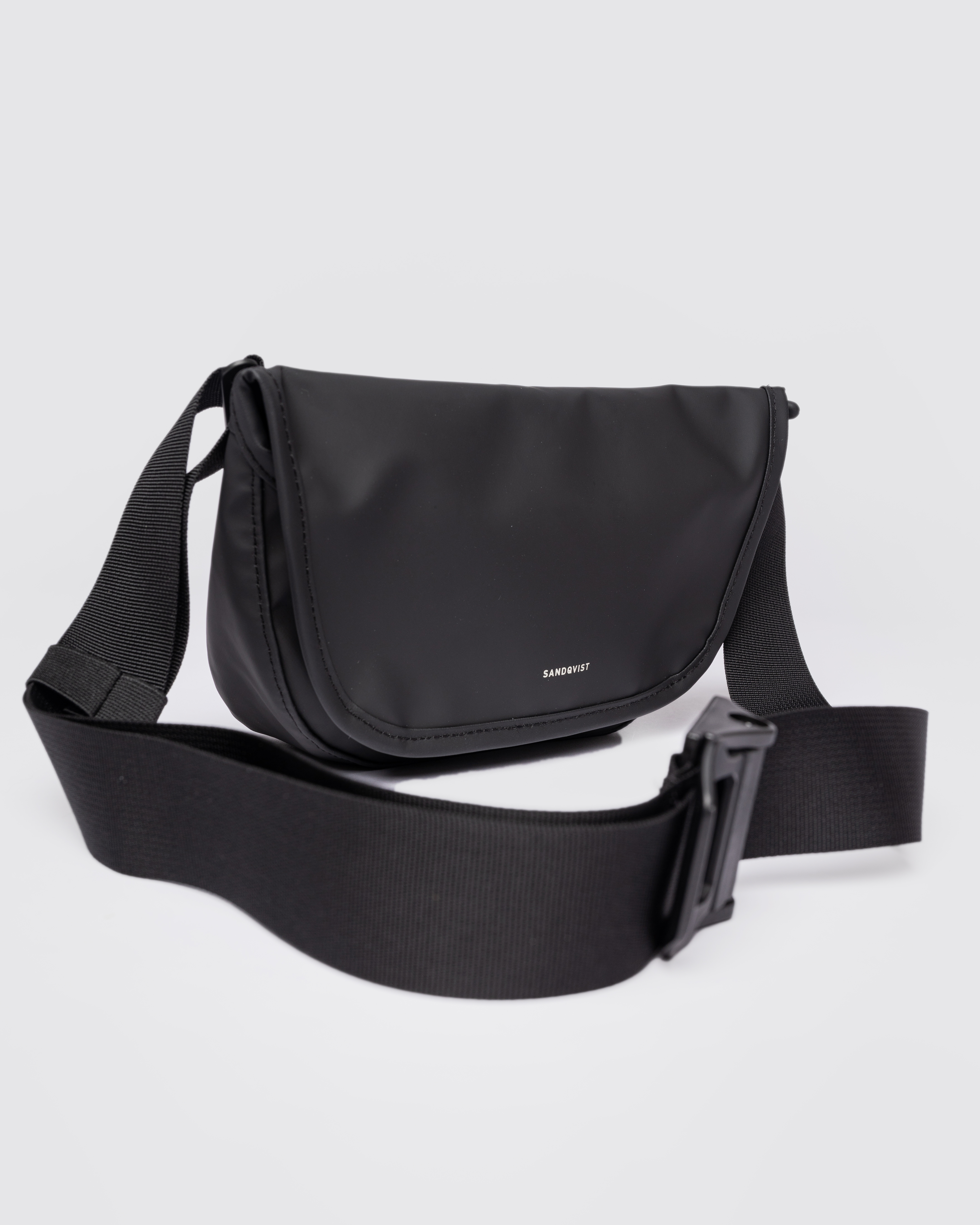 Crossbody bag. Sandqvist STREAM Messenger Mini in black, front view with adjustable shoulder strap.