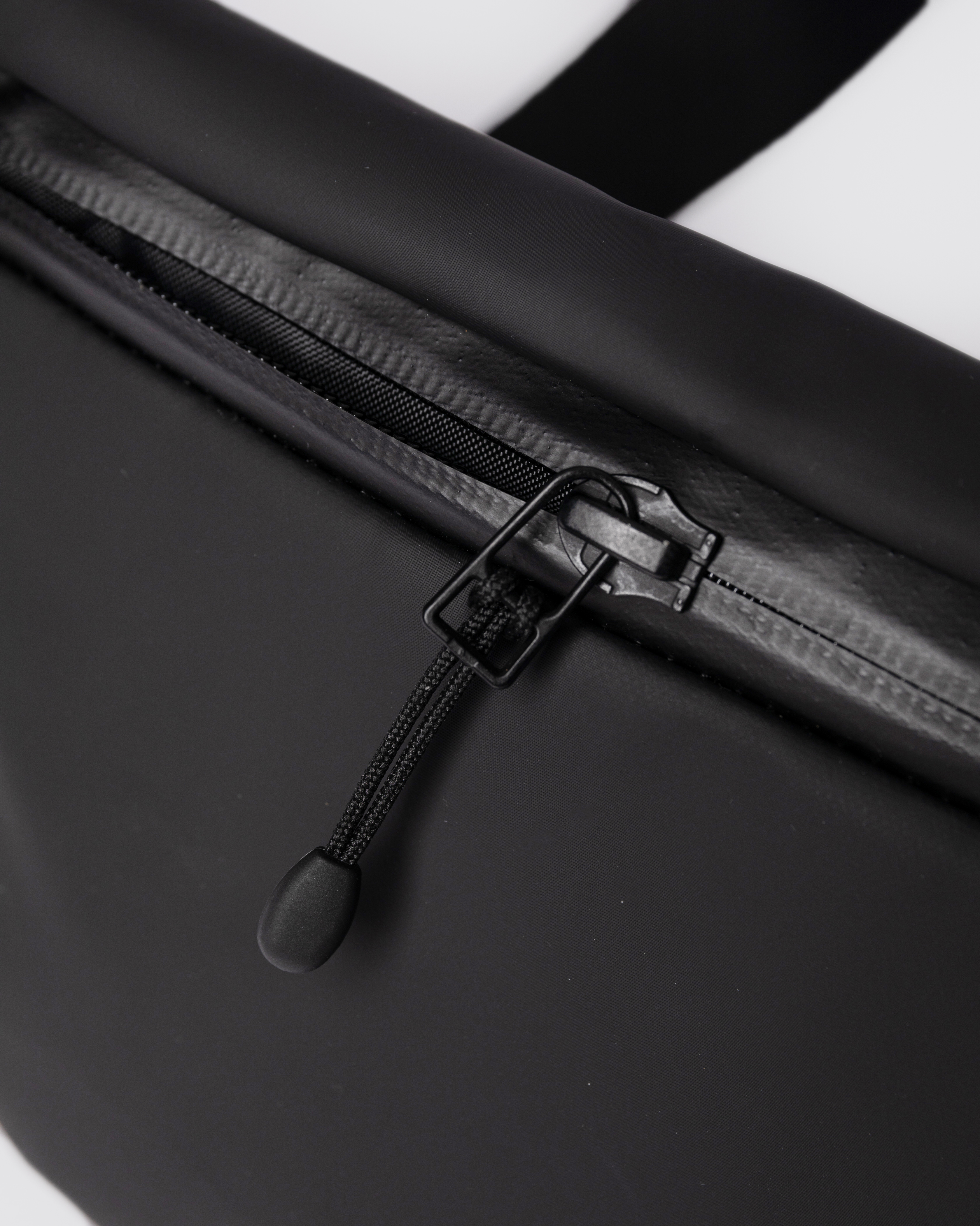 STREAM Messenger mini in black. Close up view showing zipper pocket.