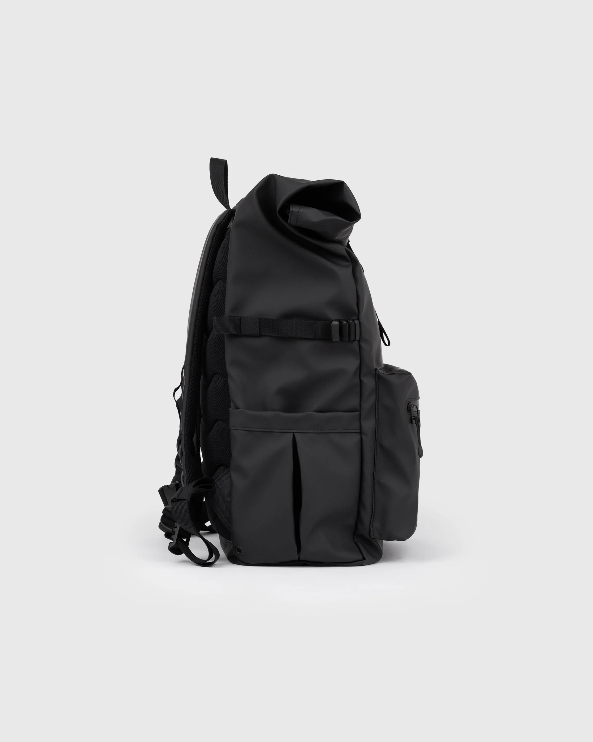 Ryggsäck. Sandqvist STREAM Rolltop Backpack L i svart, sidovy med topphandtag, ficka framtill, ficka med öppen öppning, sidorem och rullstängning.
