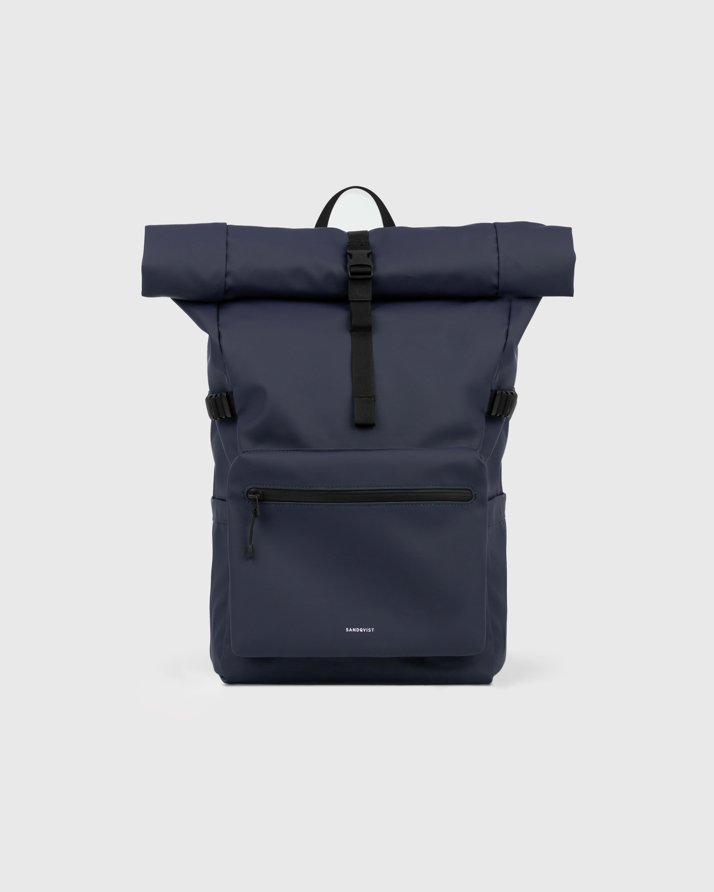 Sandqvist STREAM Rolltop backpack L in dark blue, front view with zipper pocket, top handle, side straps and rolltop closure.