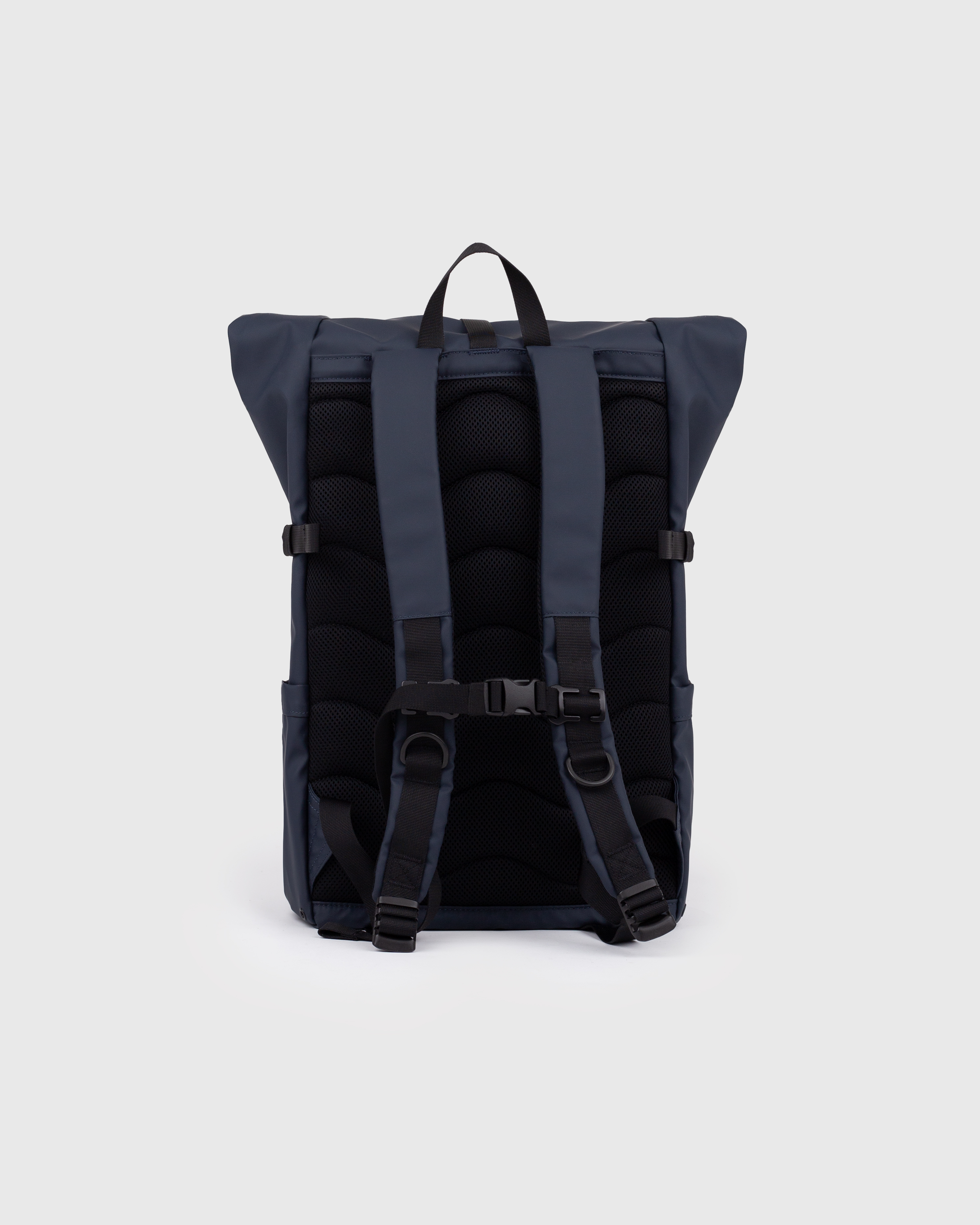 Sac à dos. Sandqvist STREAM Rolltop Backpack L bleu foncé, vue arrière avec panneau dorsal rembourré, bretelles et fermeture à enroulement.
