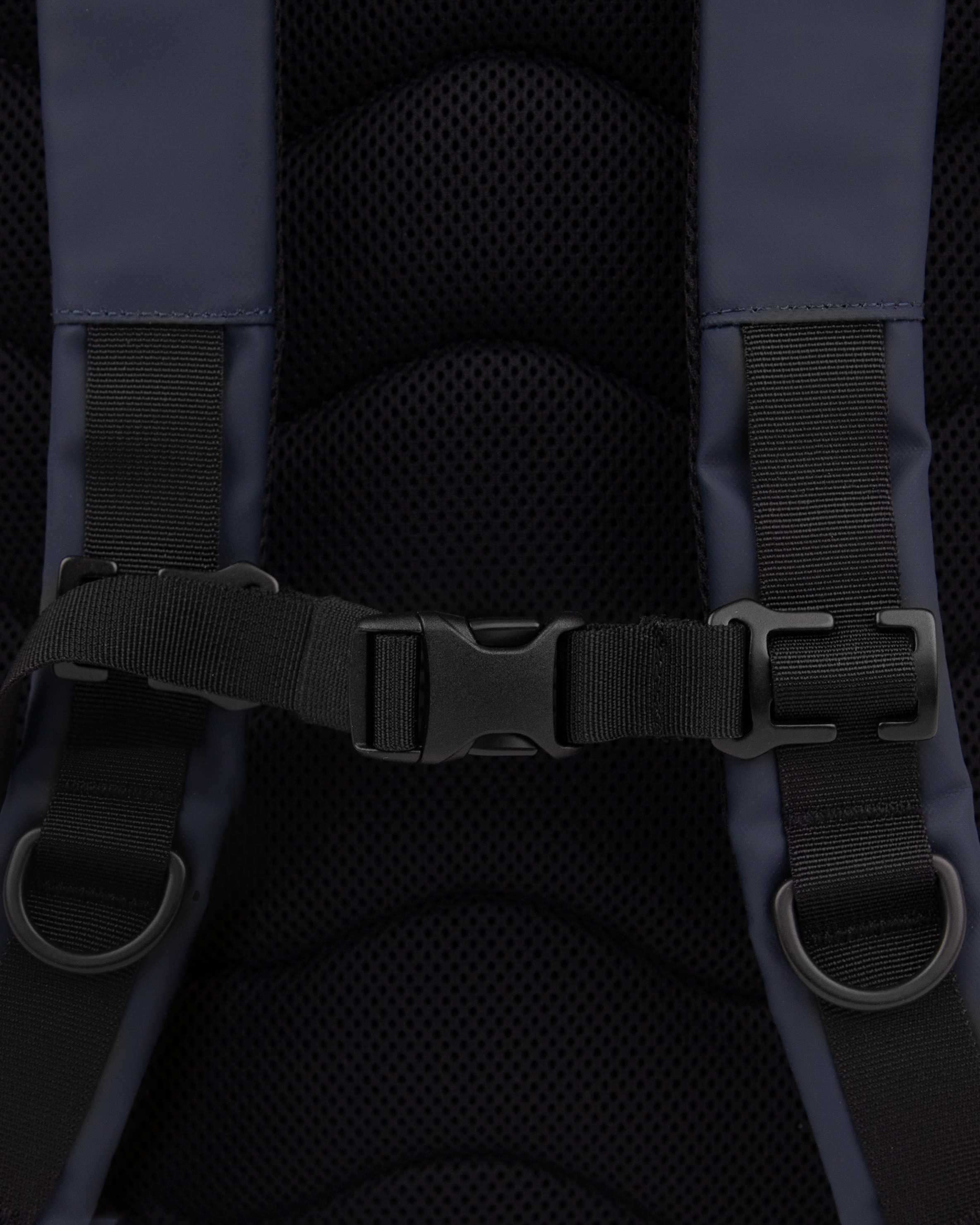 Bandoulière réglable et amovible avec boucle sur le sac à dos STREAM Rolltop Backpack L bleu foncé