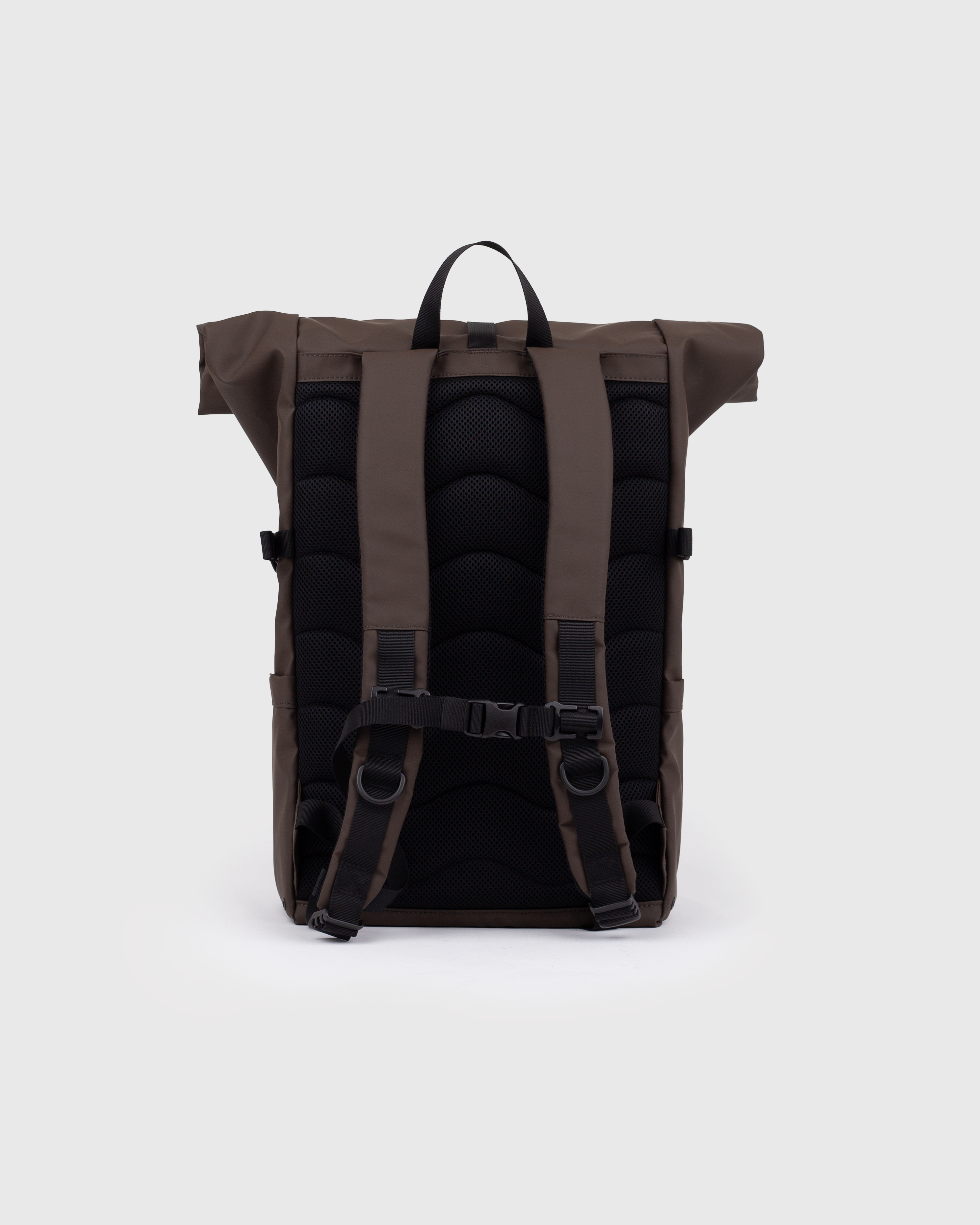 Sac à dos. Sandqvist STREAM Rolltop Backpack L en marron foncé, vue arrière avec panneau dorsal rembourré, bretelles et fermeture à enroulement.