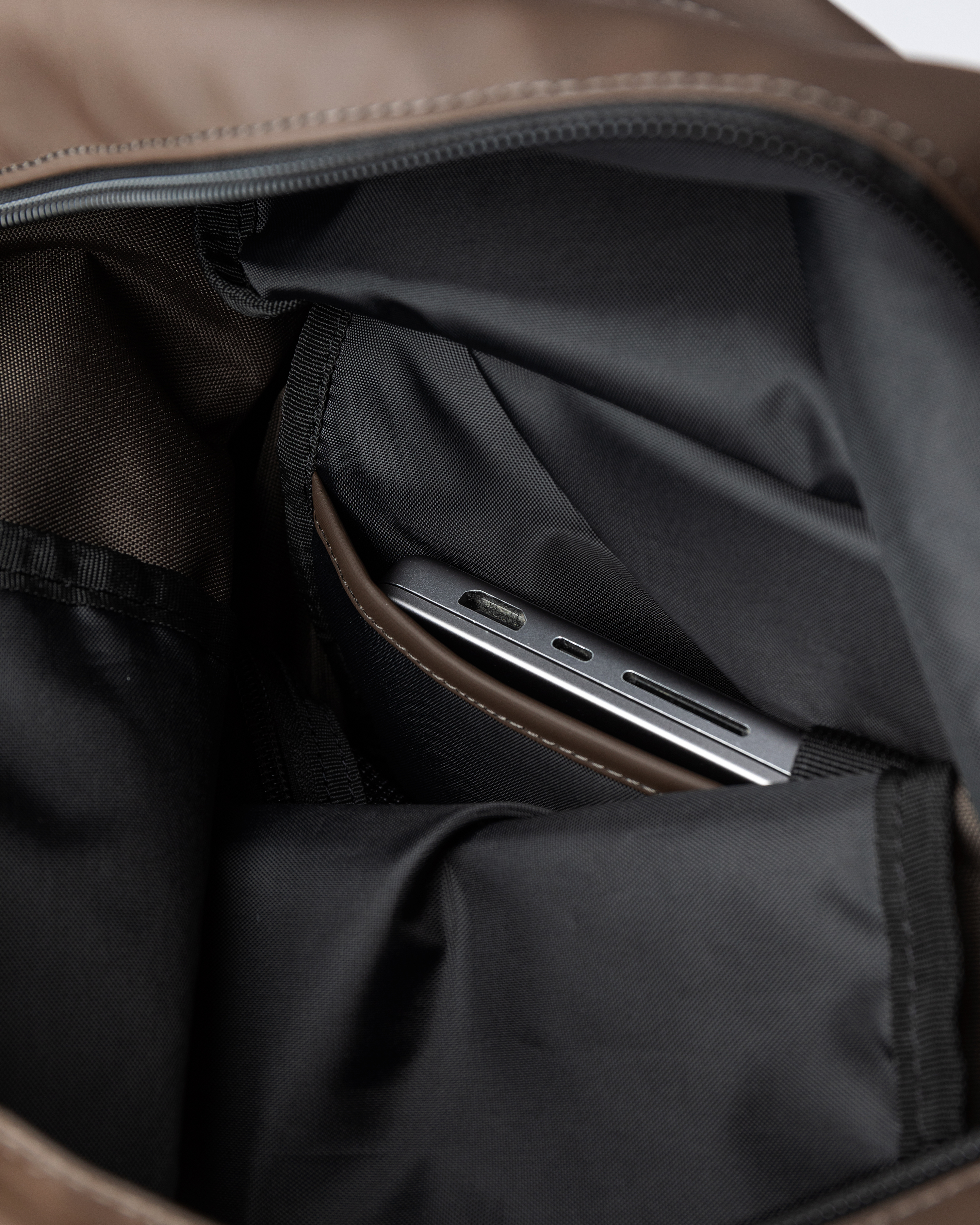 Poche intérieure pour ordinateur portable avec sangle et bouton-pression sur le sac à dos Sandqvist STREAM Rolltop Backpack L, marron