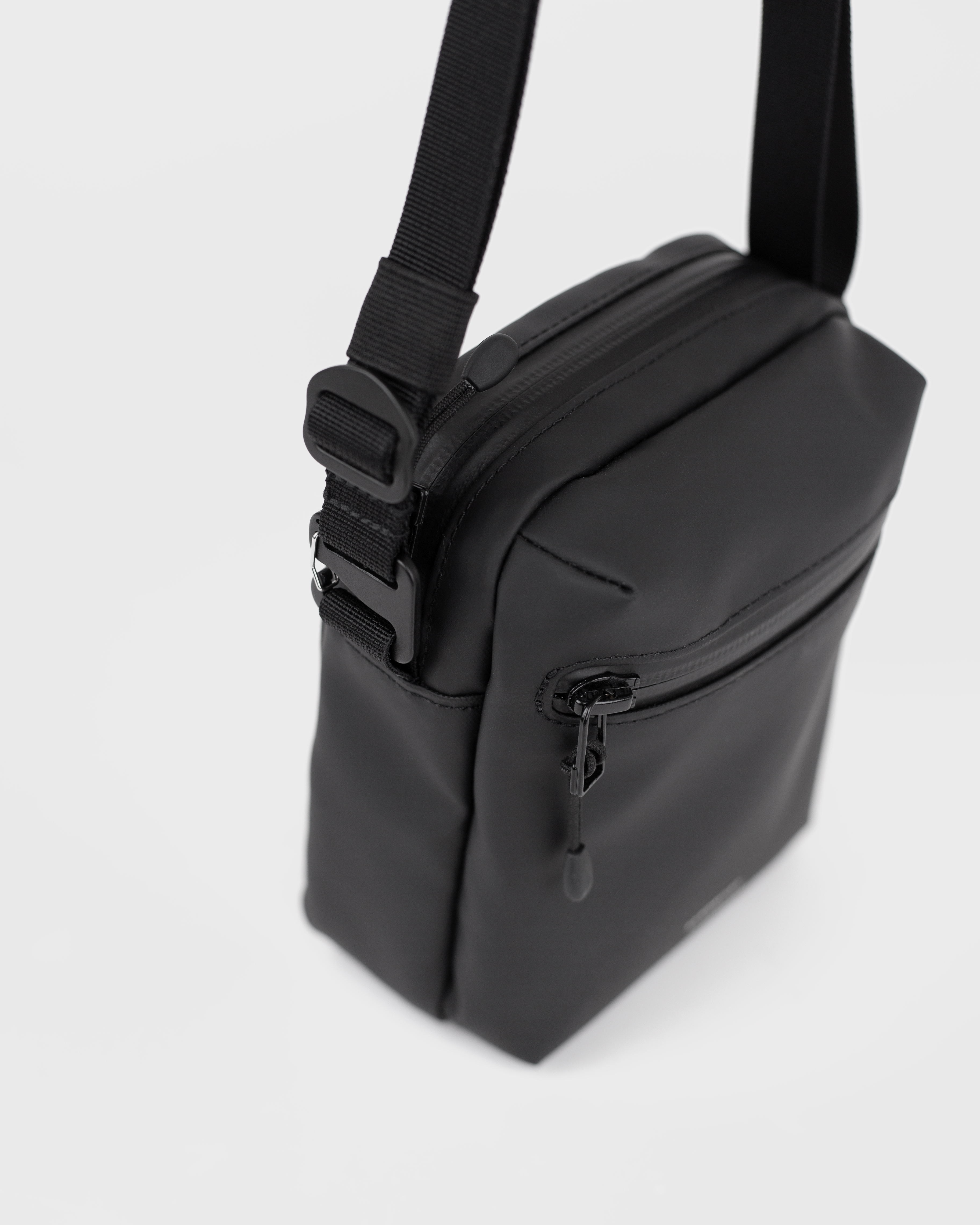 Sandqvist STREAM Shoulder Bag in black, view from above with front zipper pocket. 