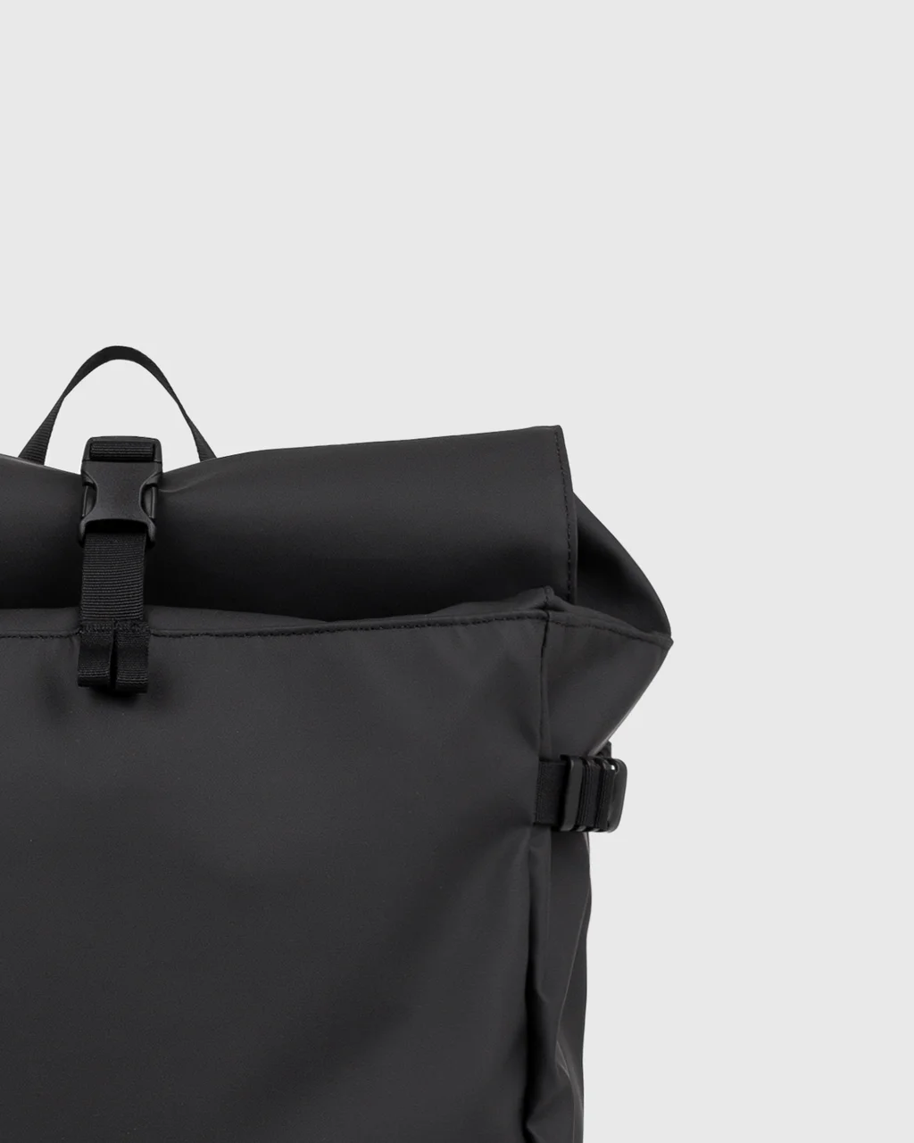 Sandqvist STREAM Slim Rolltop L backpack in black, close up view on rolltop closure.