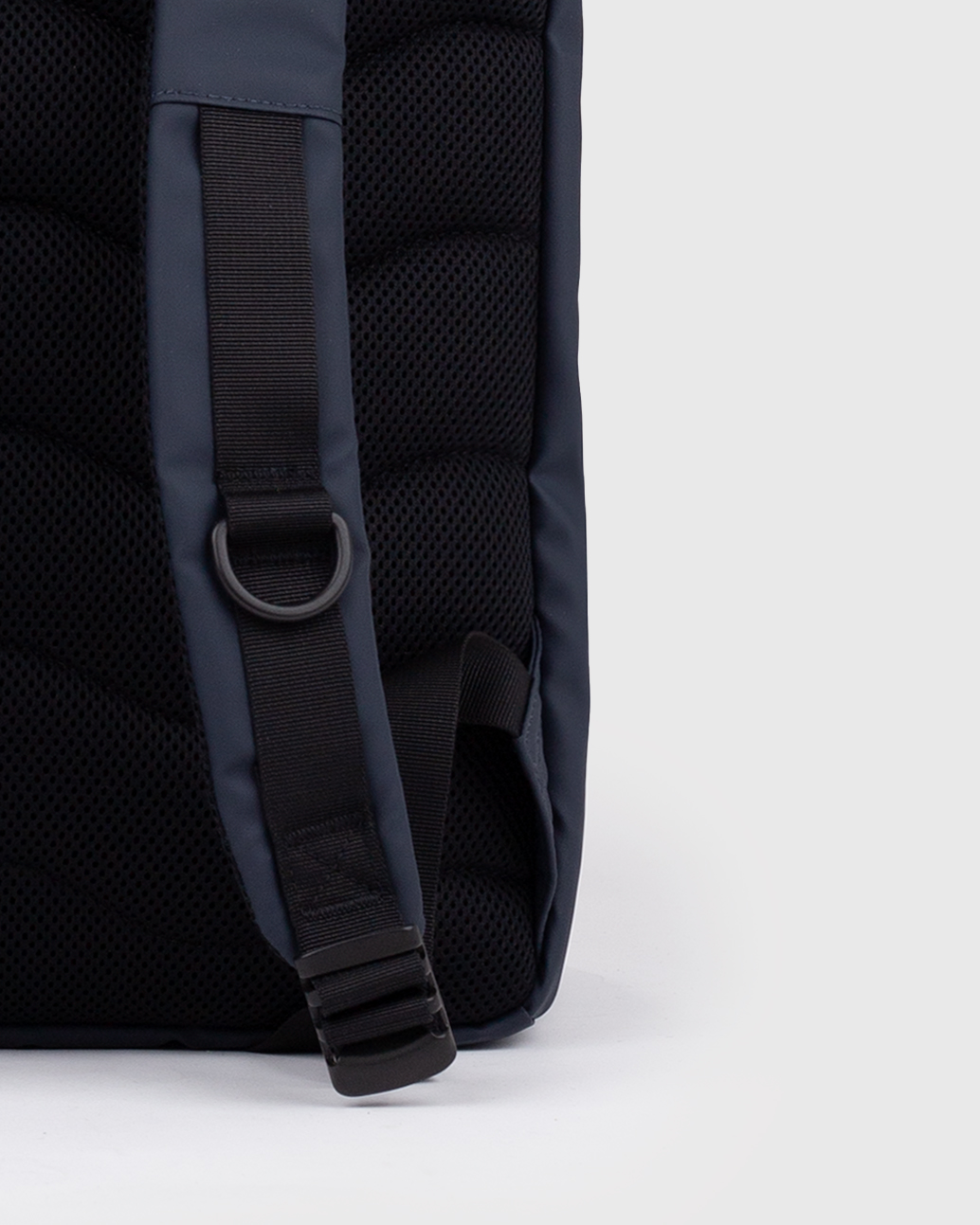 Sac à dos Sandqvist STREAM Slim Rolltop L en bleu marine, gros plan sur la bandoulière avec boucle de suspension.