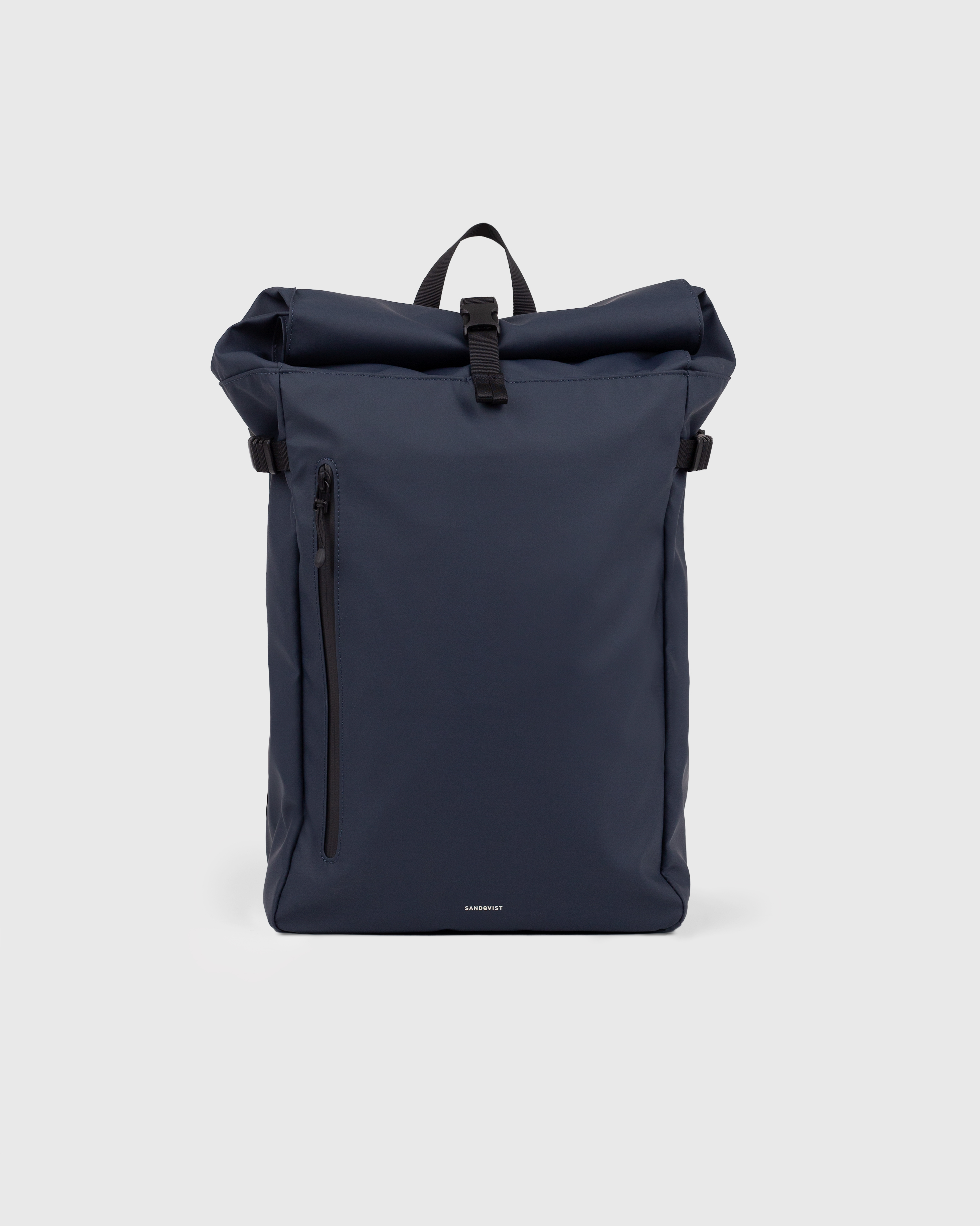 Sandqvist STREAM Slim Rolltop L backpack in navy, front view with zipper pocket, top handle, side straps and rolltop closure.