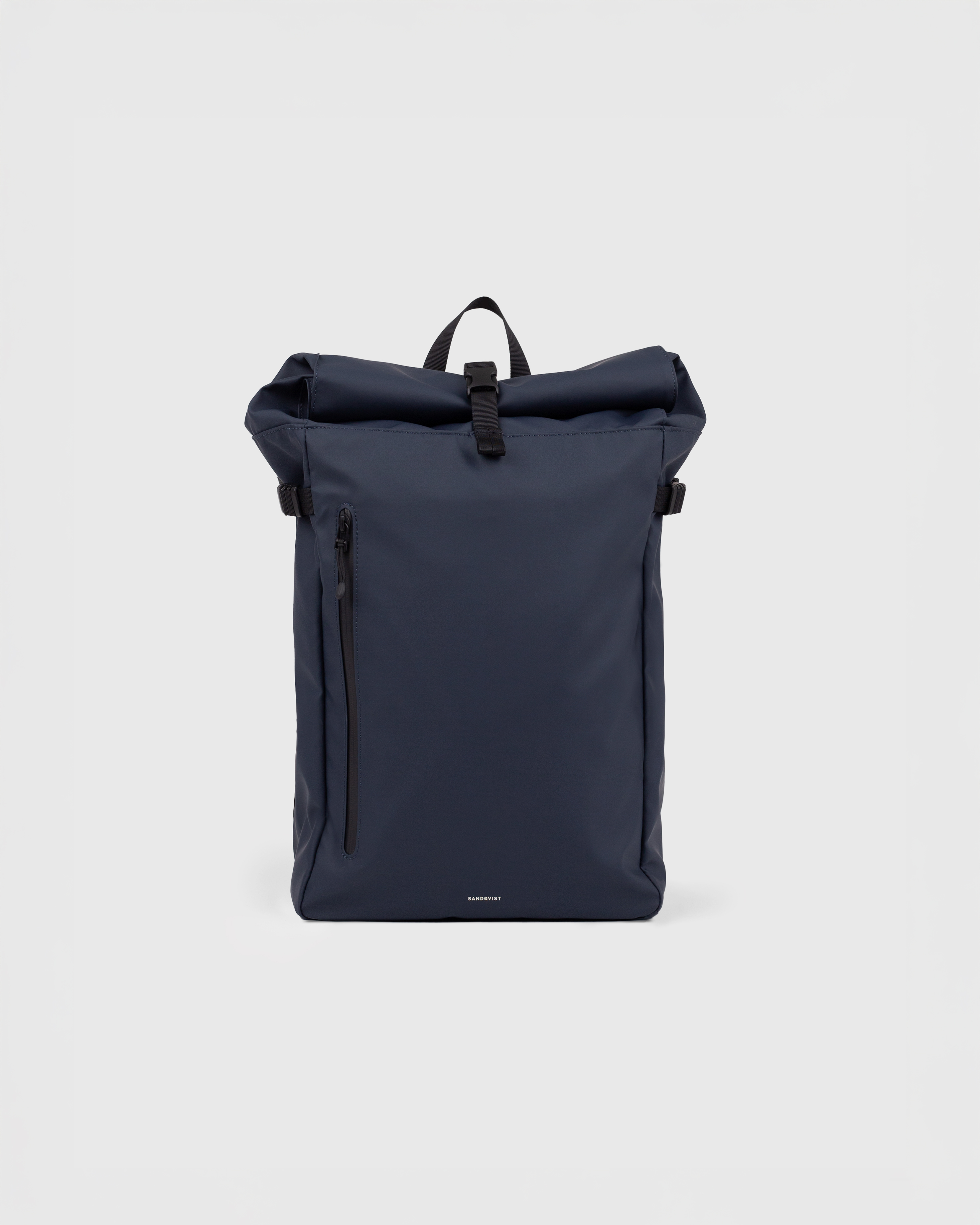 Sandqvist STREAM Slim Rolltop M backpack in navy, front view with zipper pocket, top handle, side straps and rolltop closure.
