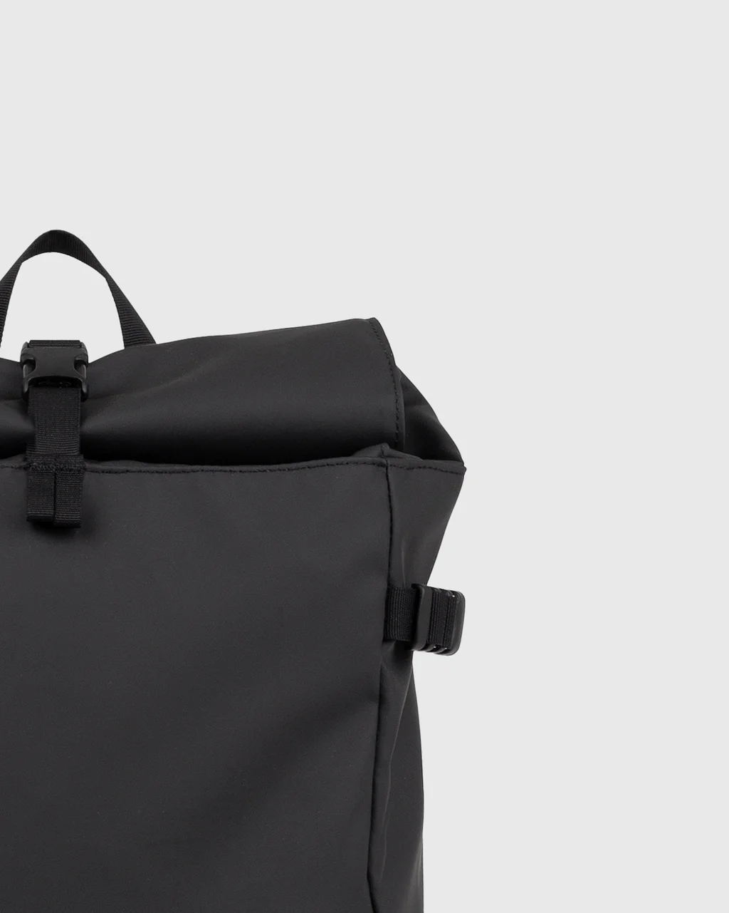 Sandqvist STREAM Slim Rolltop M backpack in black, close up view on rolltop closure.
