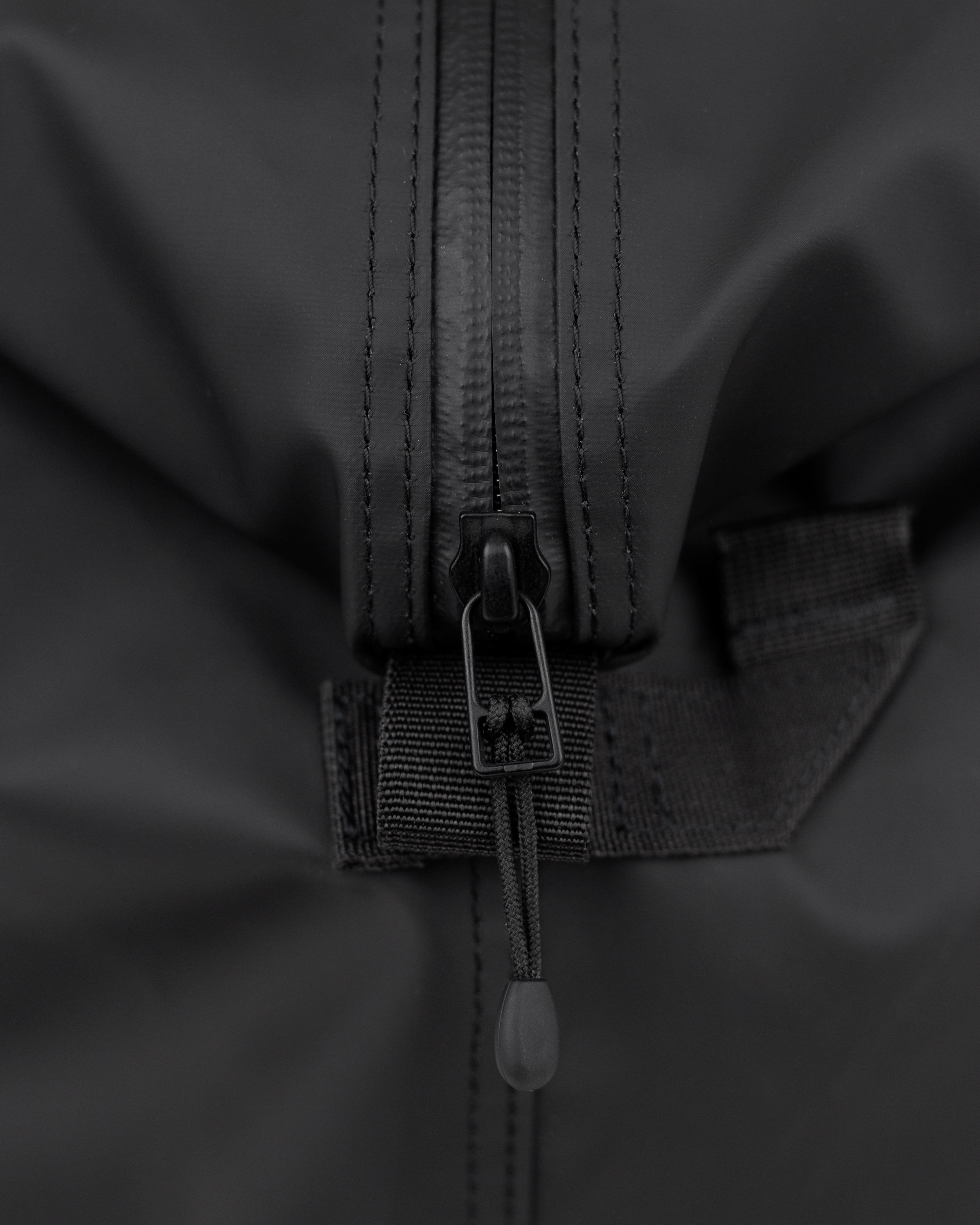 Sandqvist STREAM Weekender Bag, Black, Close up view on zipper.