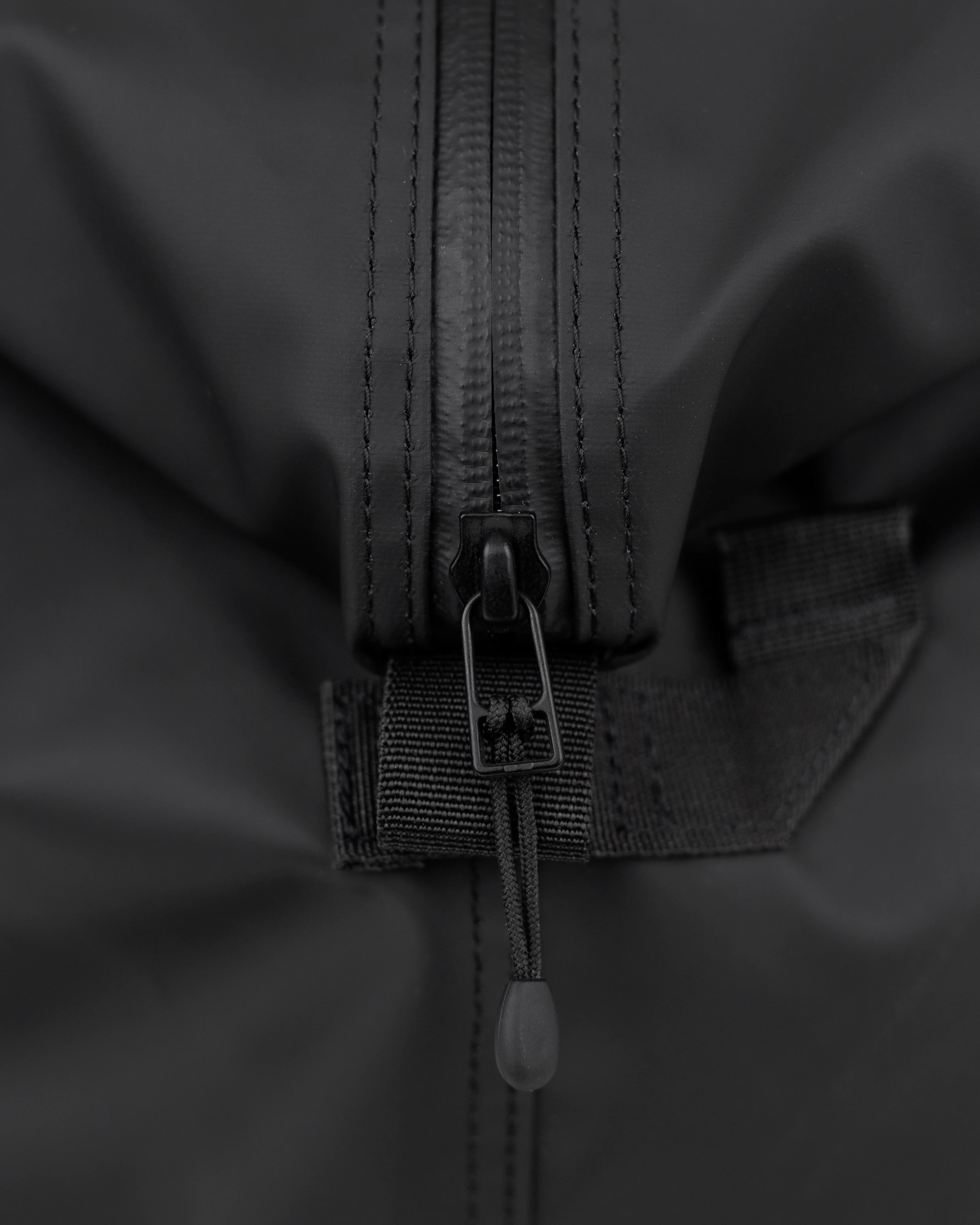 Sandqvist STREAM Weekender Bag, Black, Close up view on zipper.