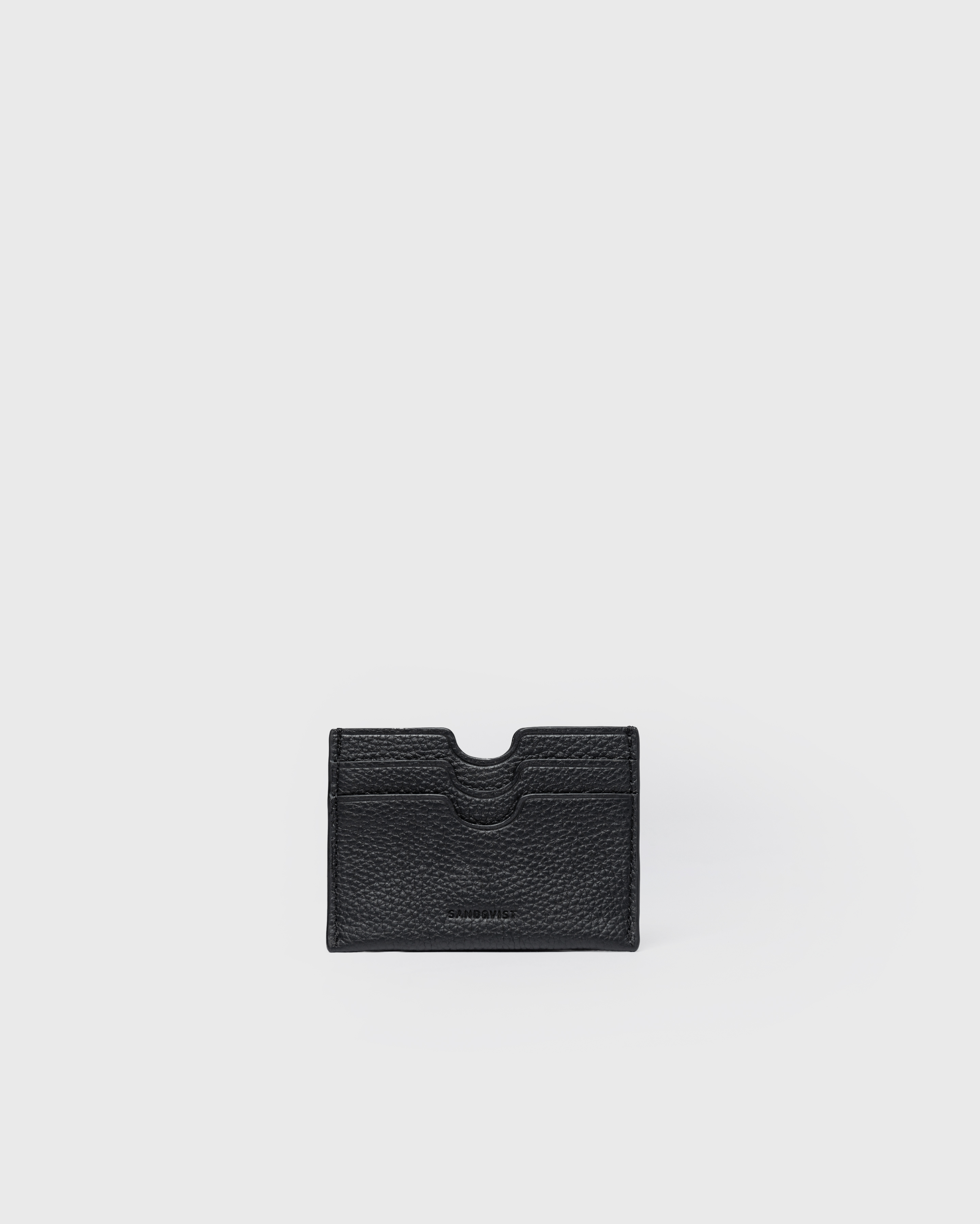 Card case. Front view of the Sandqvist LEATHER Card Case Multi Slot in black with three card slots and the Sandqvist logotype.