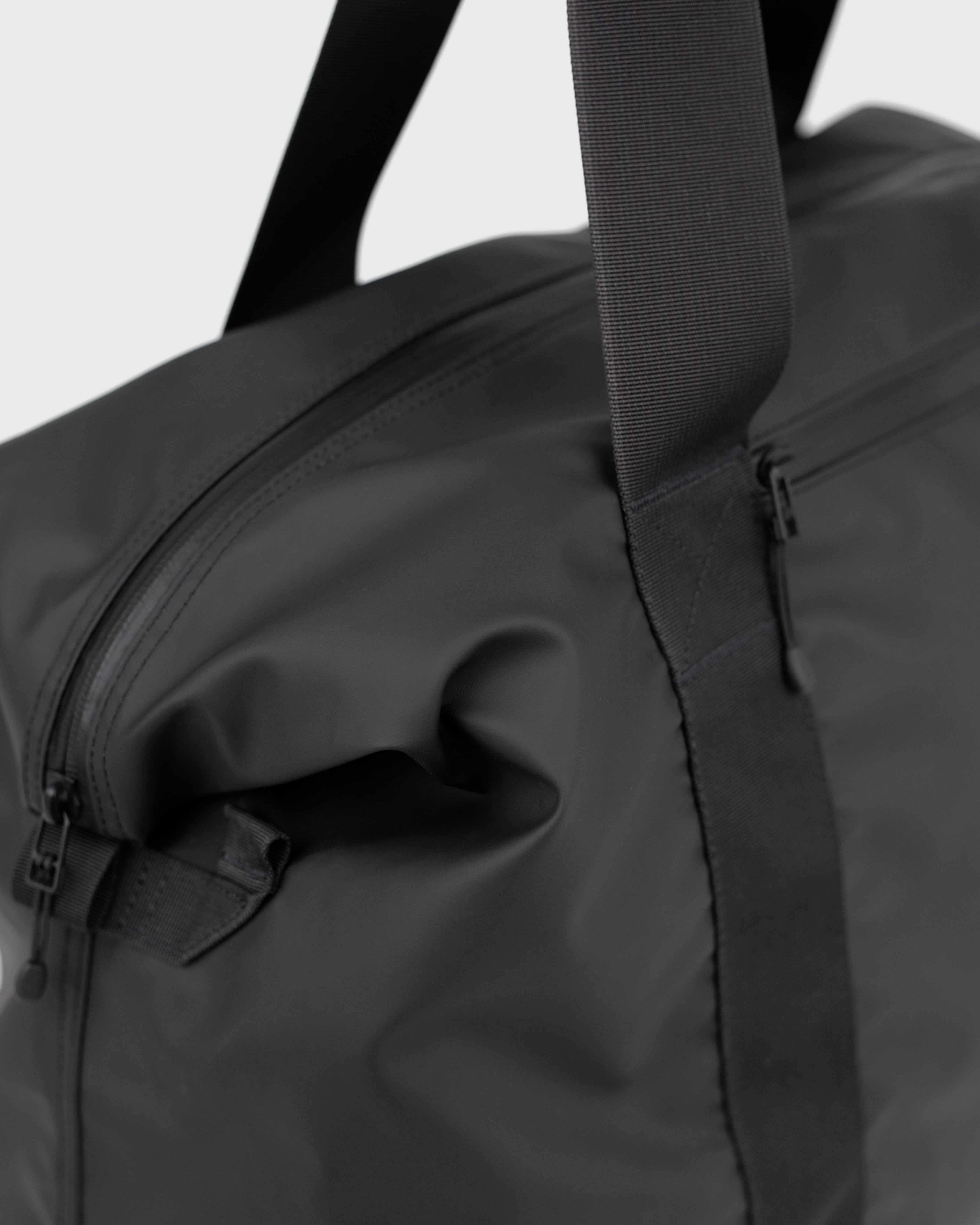 Sandqvist STREAM Weekender Bag, Black, Close up view on from the side, main compartment zipper and zipper pocket.
