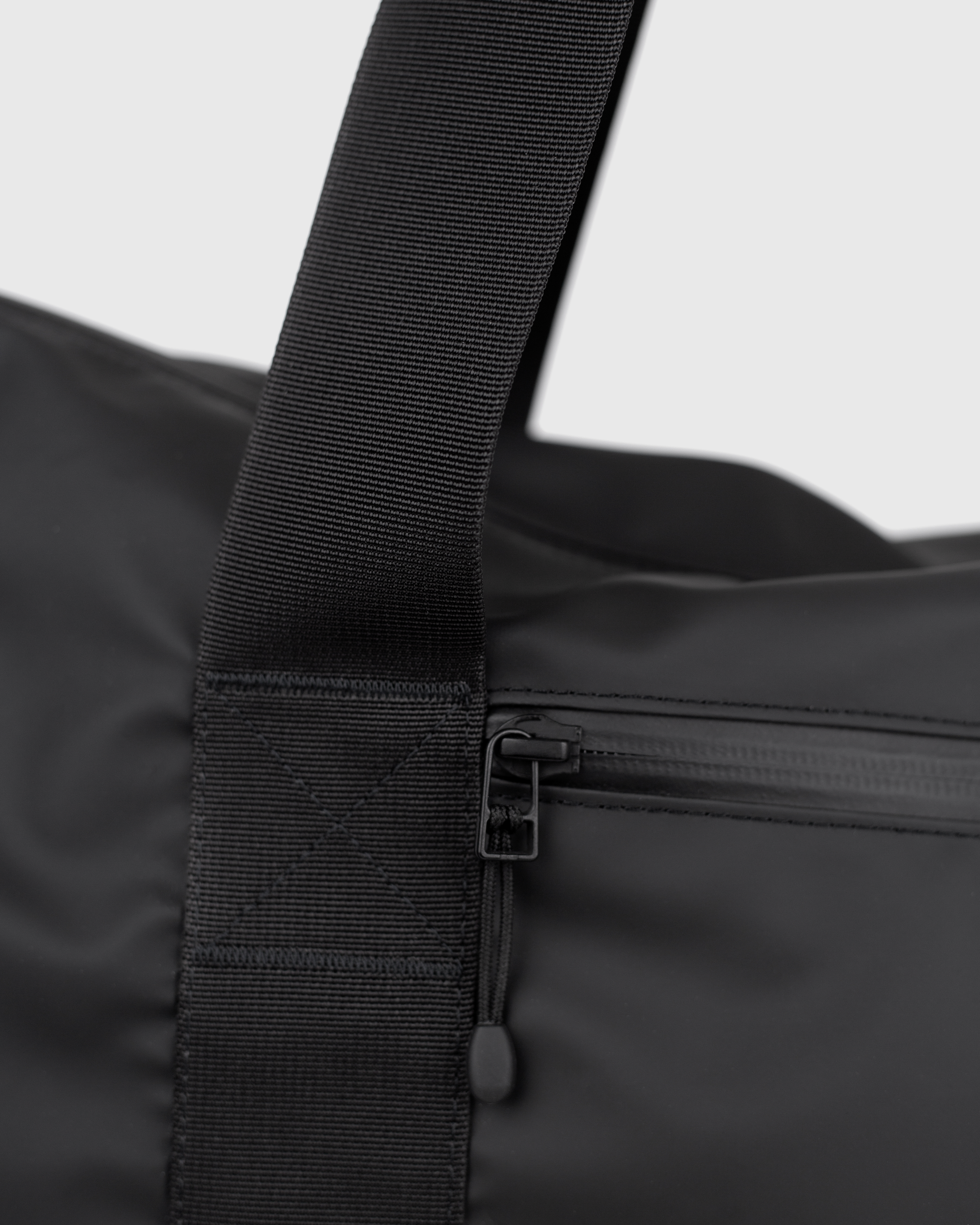 Sandqvist STREAM Weekender Bag, Black, Close up view on main compartment zipper and zipper pocket.