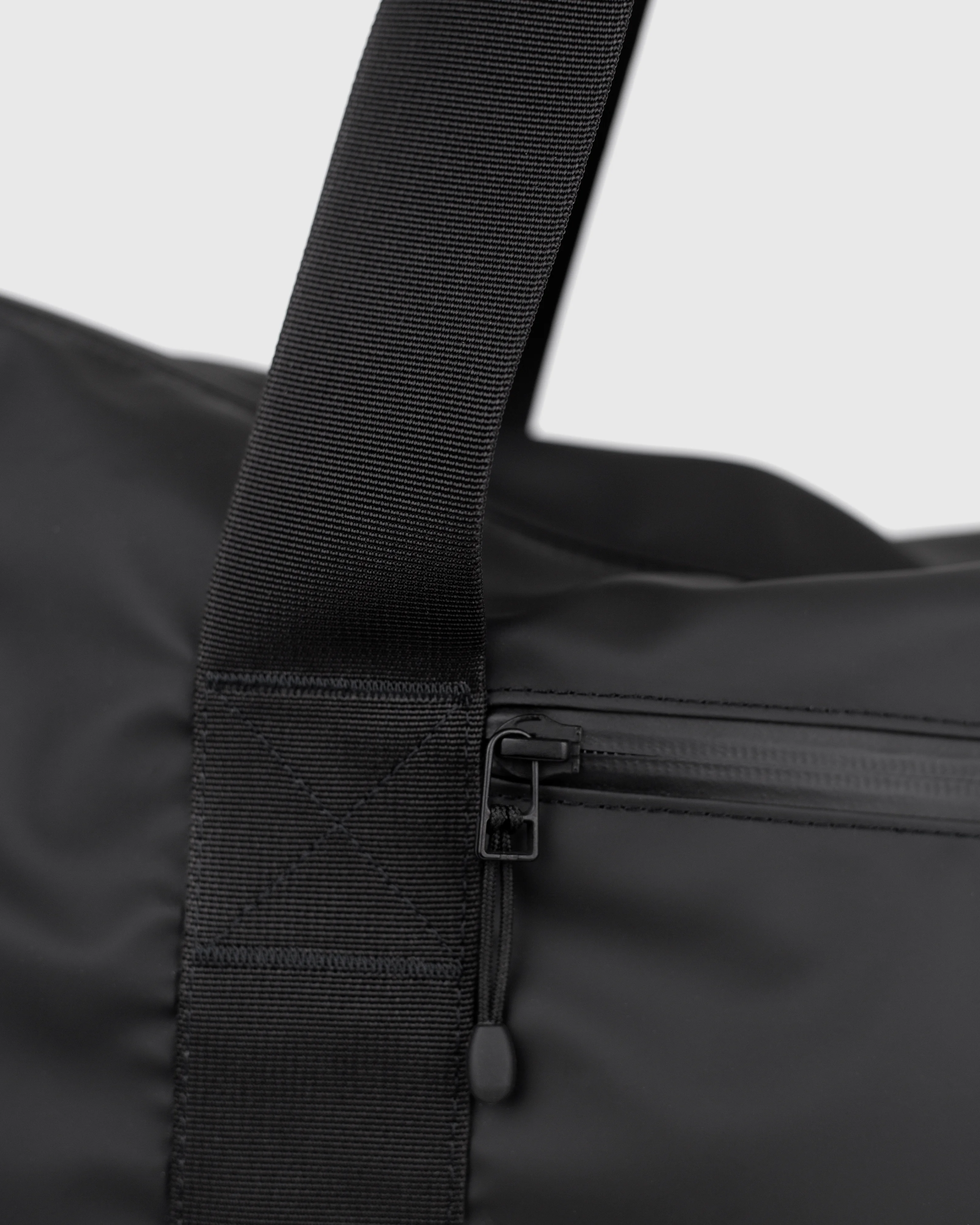 Sandqvist STREAM Weekender Bag, Black, Close up view on main compartment zipper and zipper pocket.