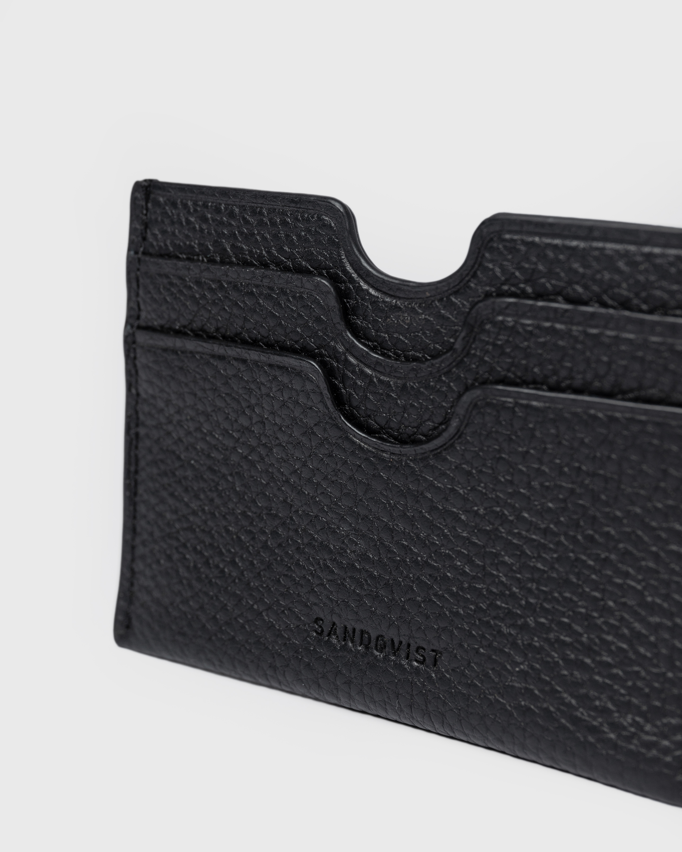 Card case. Side view of the Sandqvist LEATHER Card Case Multi Slot in black with three card slots.